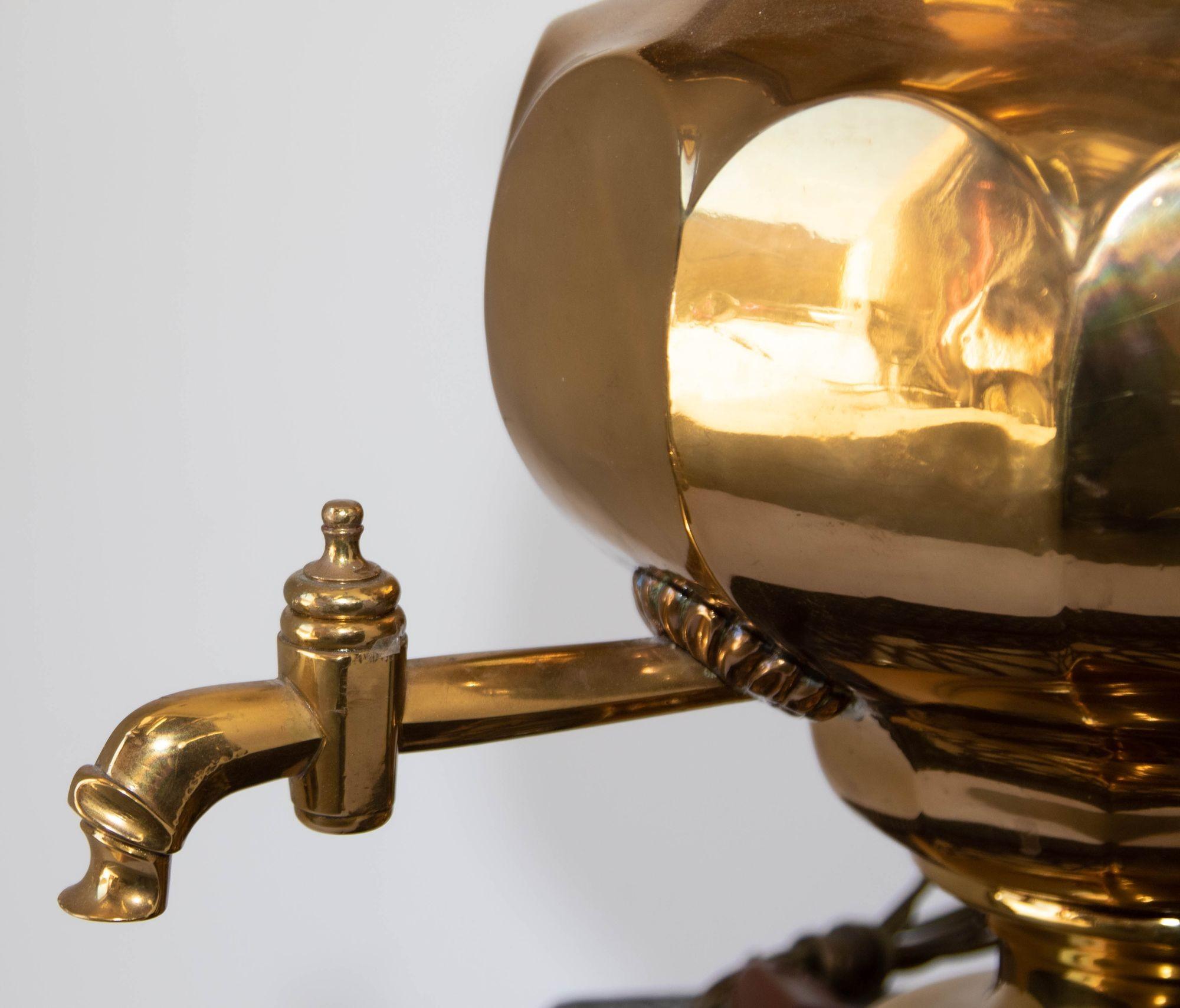 Ancienne lampe de bureau russe Samovar en laiton poli 19ème siècle en vente 8