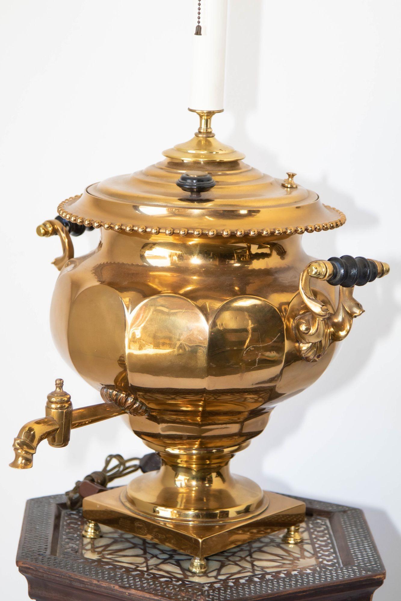 Große russische Samowar-Urne aus poliertem Messing als Lampe montiert.
Außergewöhnliche Qualität und Details mit übergroßen, gedrechselten Holzgriffen auf jeder Seite und einem hohen, doppelten Leuchtenkopf mit einem Messingknauf. 
Russischer