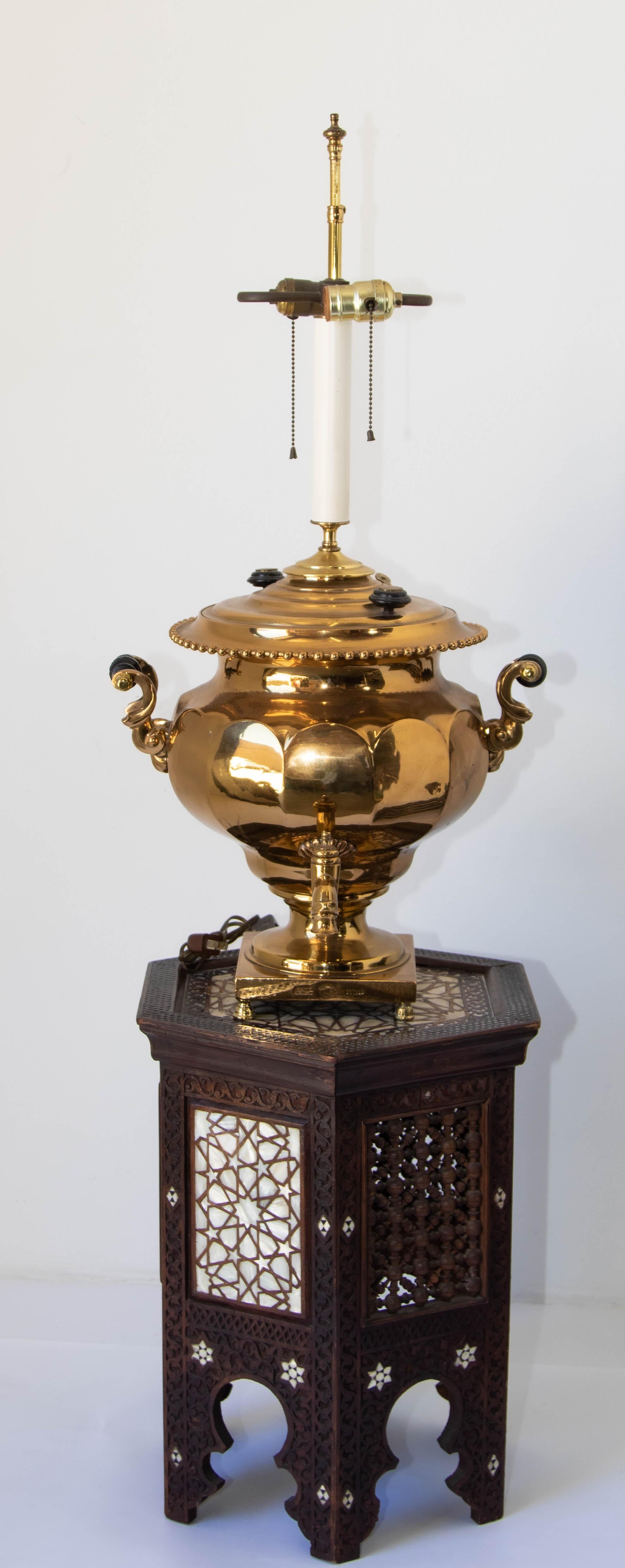 Antike russische Samovar-Tischlampe aus poliertem Messing, 19. Jahrhundert (Hollywood Regency) im Angebot