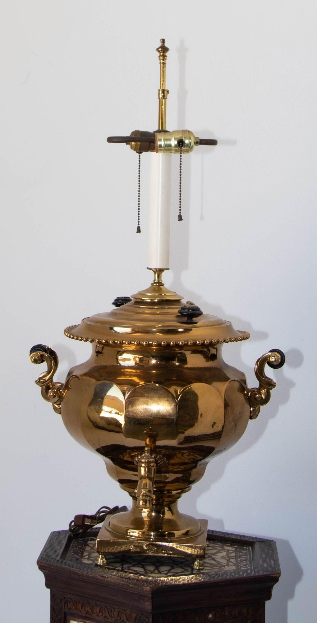 Hollywood Regency Ancienne lampe de bureau russe Samovar en laiton poli 19ème siècle en vente