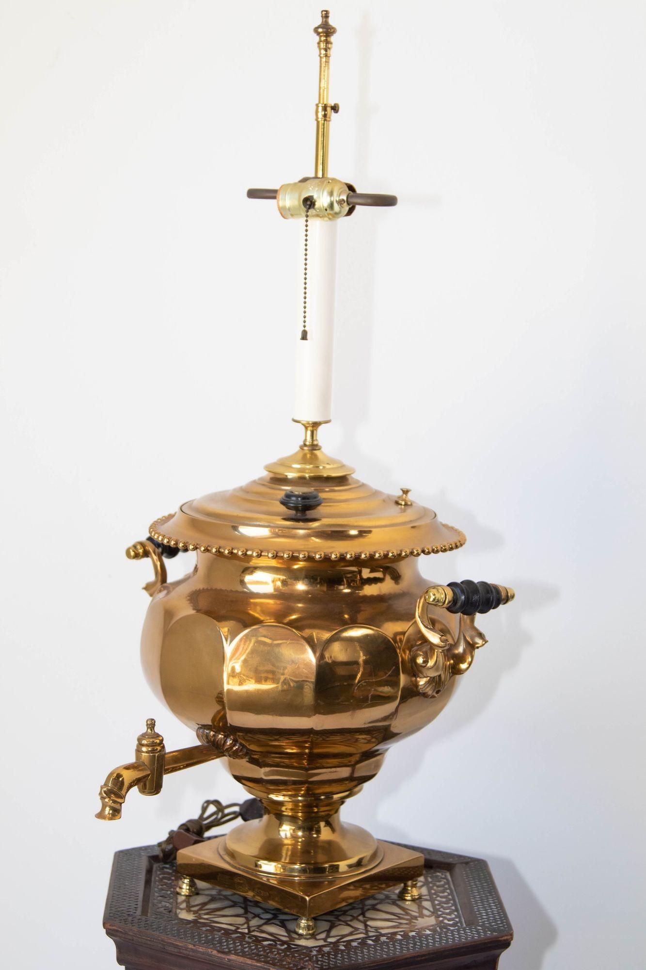 Antique Russian Polished Brass Samovar Table Lamp 19th C In Good Condition For Sale In North Hollywood, CA