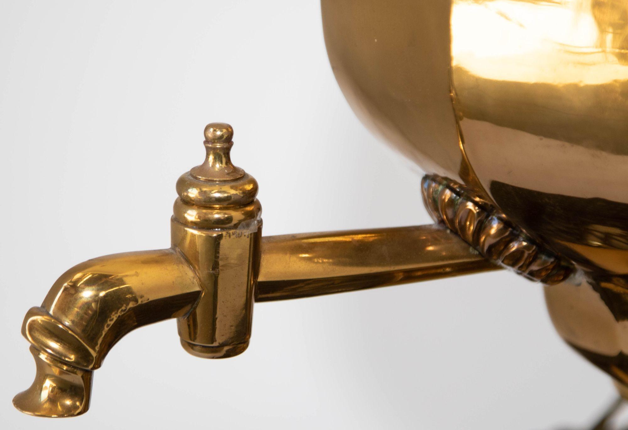 Laiton Ancienne lampe de bureau russe Samovar en laiton poli 19ème siècle en vente