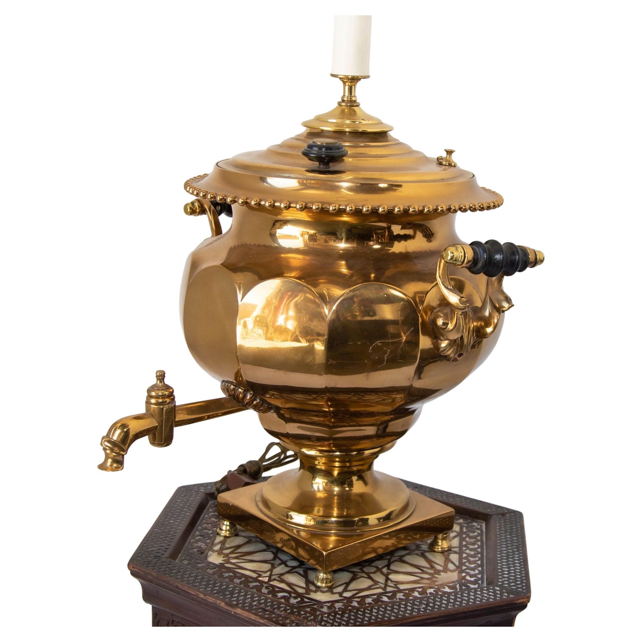 Antike russische Samovar-Tischlampe aus poliertem Messing, 19. Jahrhundert im Angebot