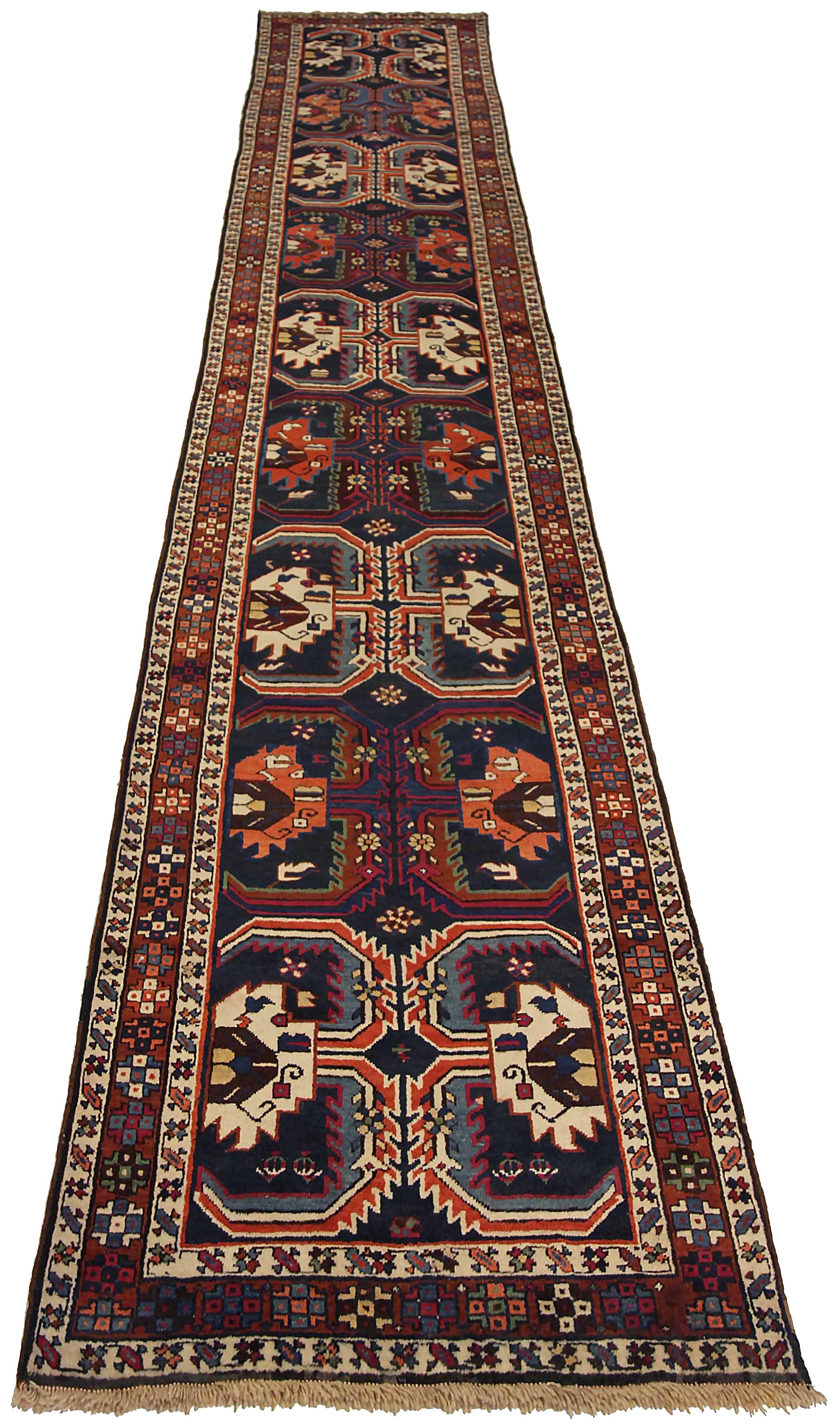 Antiker russischer Läufer, handgewebt aus feinster Schafswolle. Es ist mit natürlichen pflanzlichen Farbstoffen gefärbt, die für Menschen und Haustiere sicher sind. Es handelt sich um ein traditionelles Karebagh-Design, das von erfahrenen