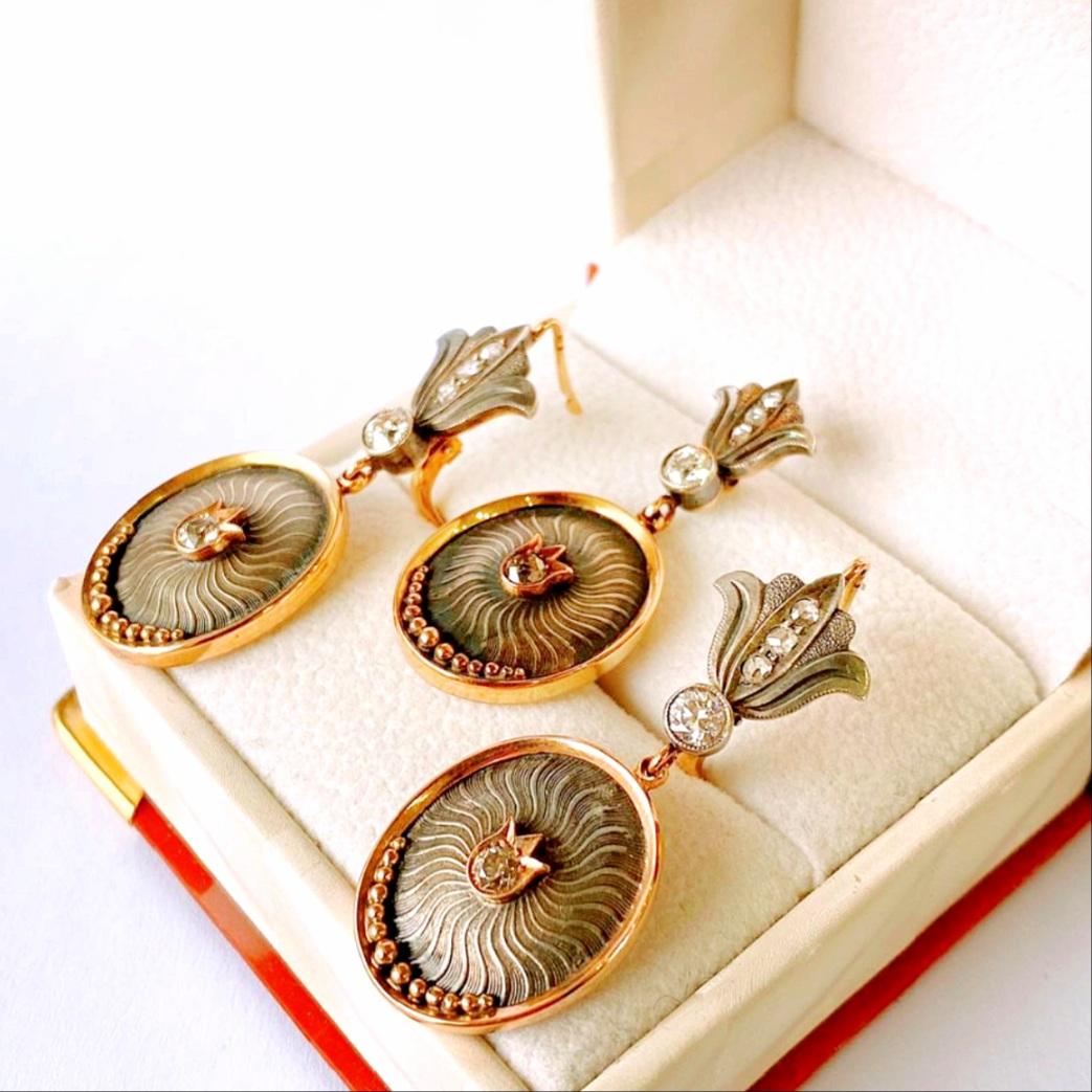 Antique Russian set of earrings and pendant made by important fabrige workmaster August Holmstrom in artnovo style decorted with lotus flower in oxdized white gold and rose gold with an estimate old mine cut diamond weight of 2 carats and 4cm