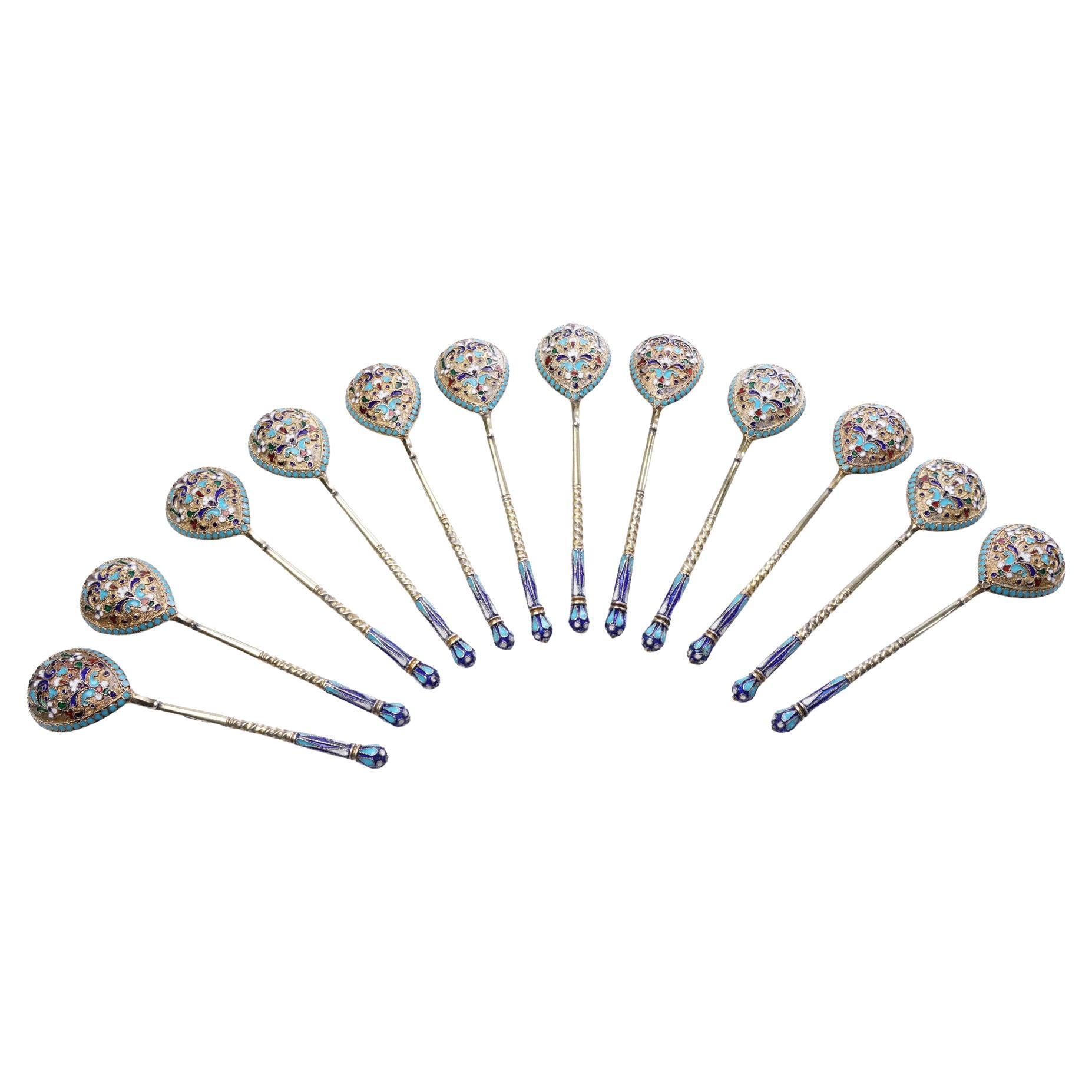 Antico set russo di 12 cucchiai in argento e smalto cloisonné. 

Dettagli:
Creatore: Non identificato
Anno: Prima metà del XX secolo
Materiale: Argento (punzonato 84) e smalto cloisonné
Peso: 175 grammi
Dimensioni:
Lunghezza: 10,5 cm
Larghezza: 2.4