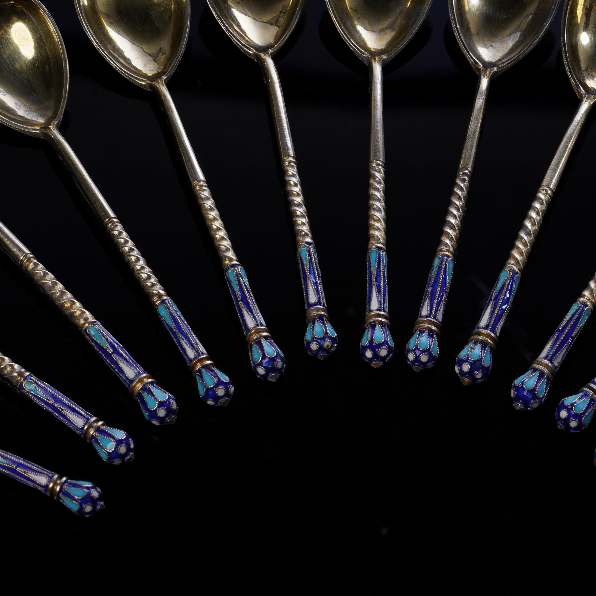 Antico set russo di 12 cucchiai in smalto cloisonné e argento In condizioni buone in vendita a Braintree, GB