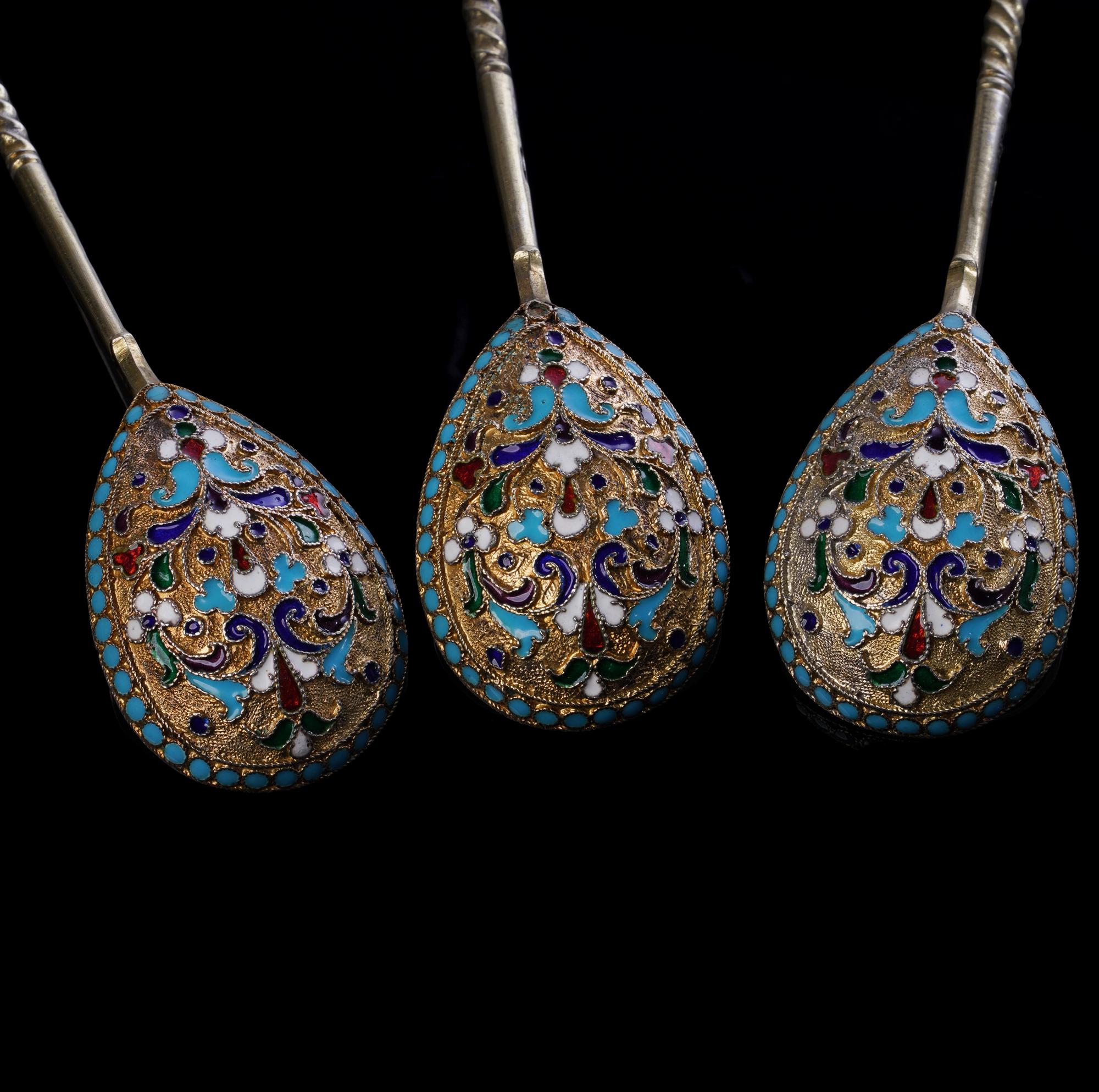 XX secolo Antico set russo di 12 cucchiai in smalto cloisonné e argento in vendita