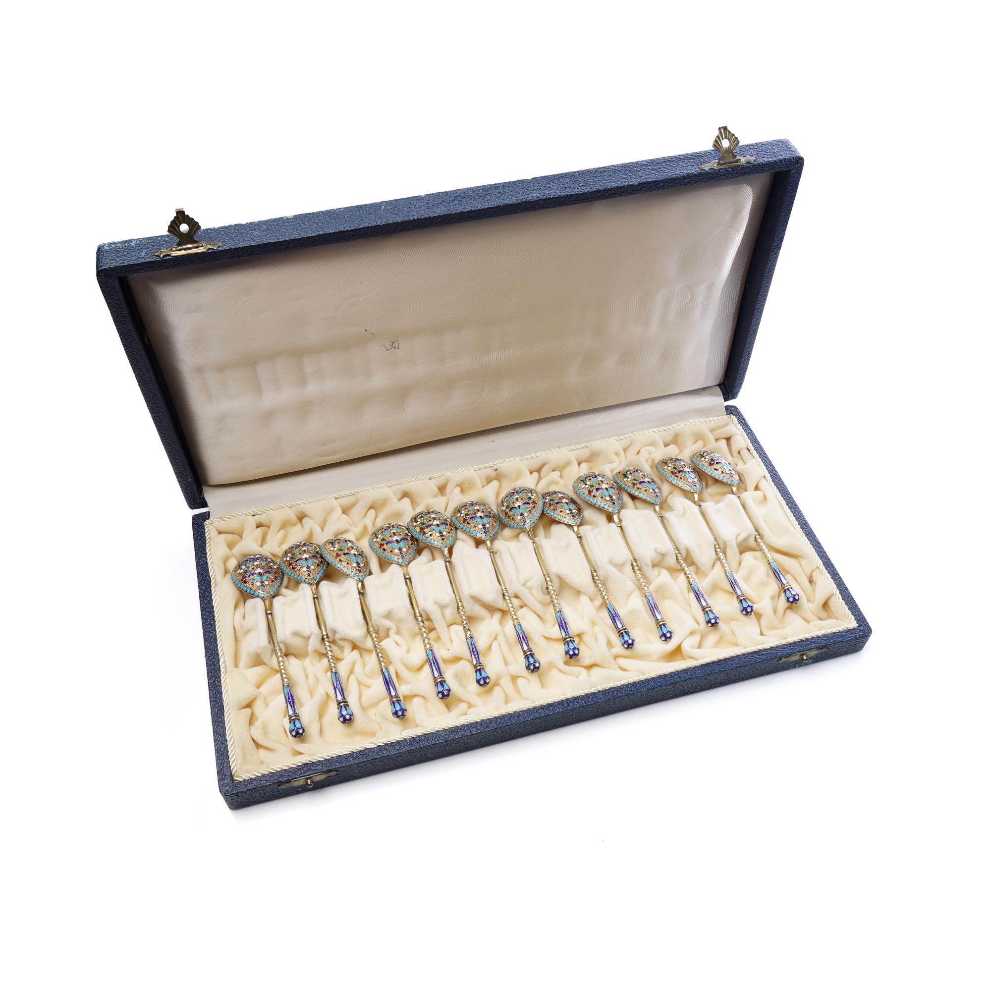 Antico set russo di 12 cucchiai in smalto cloisonné e argento in vendita 1