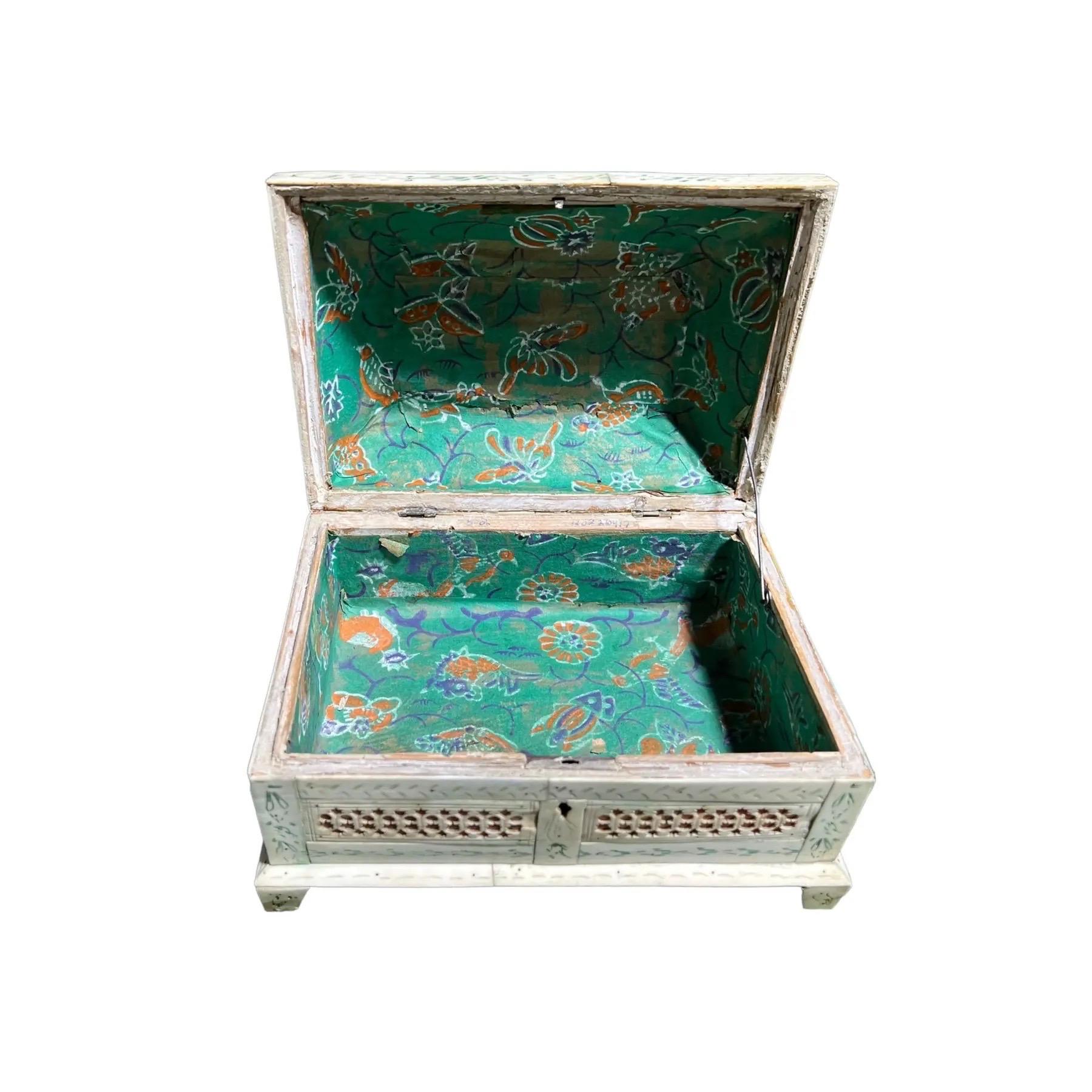 Ancienne boîte à couture russe en os, datée de 1828 sur le couvercle. Décorée d'un motif de feuillage gravé et surmontée d'un coussin à épingles vert d'origine. Doublé d'un papier vert d'origine avec un motif animalier orange et bleu.