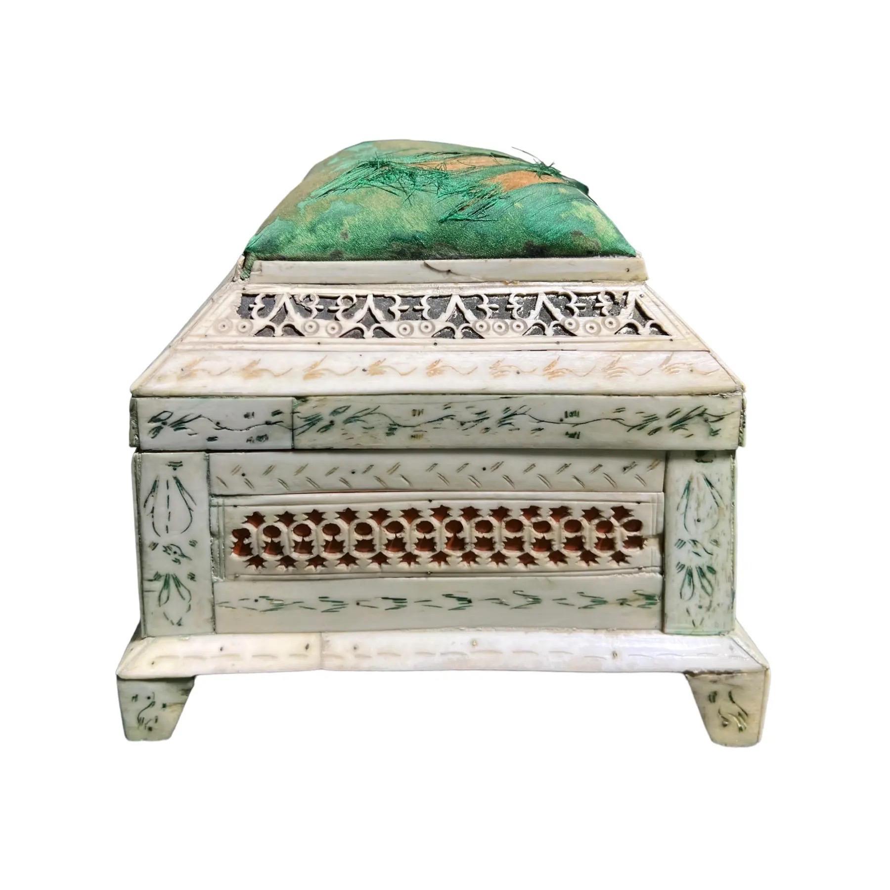 Néoclassique Boîte à couture russe ancienne, datée de 1828 en vente