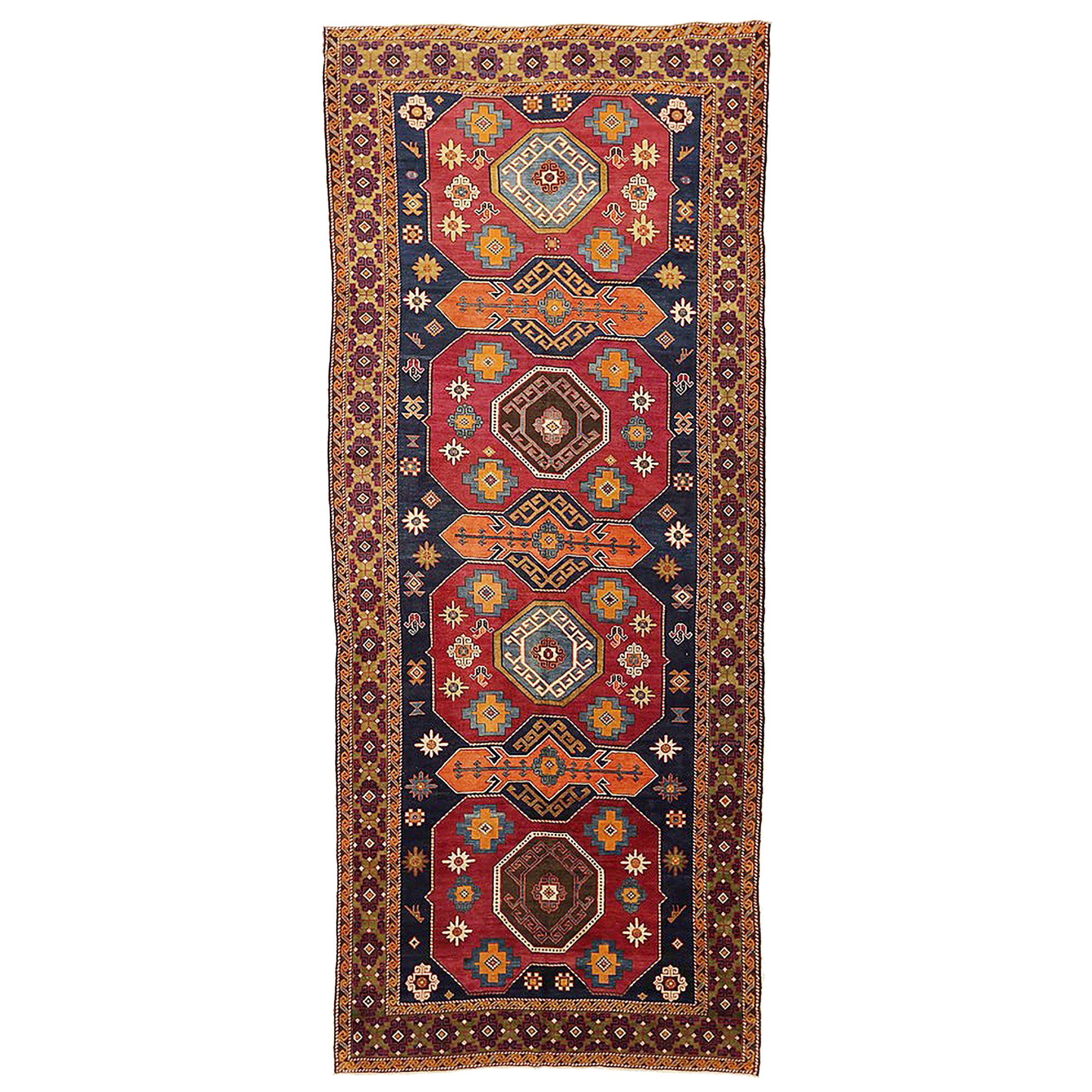 Antigua alfombra rusa Shirvan con medallones geométricos y florales en rojo y naranja en venta