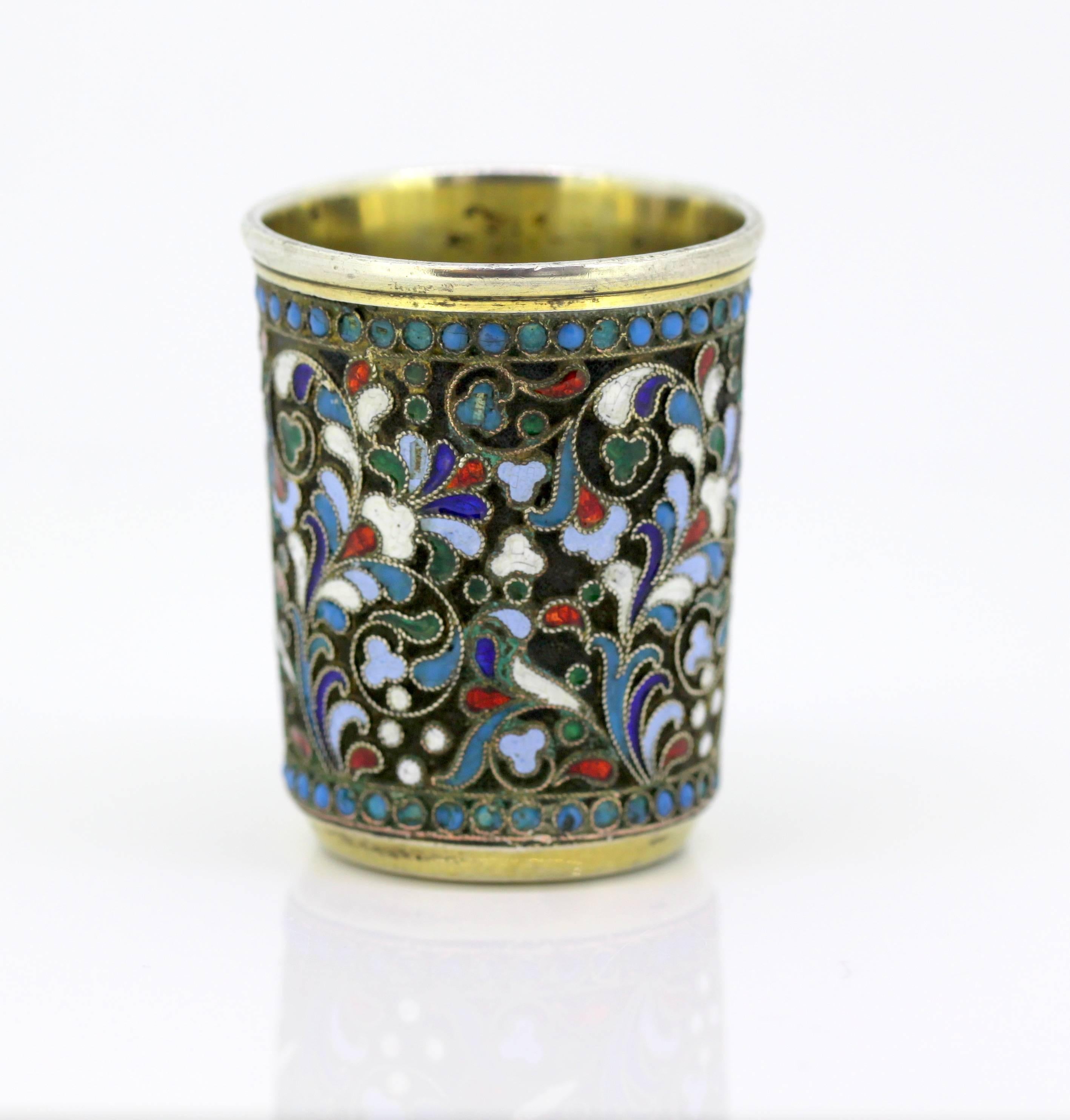 Antique verre à shot russe en argent et émail
Fabricant : Probablement par Nikolai Pavlovich Pavlov
Moscou:: 1912
Entièrement poinçonné

Dimensions : 
Diamètre x Hauteur : 4 x 5 cm
Poids : 43 grammes au total

Condition : Usure superficielle due à