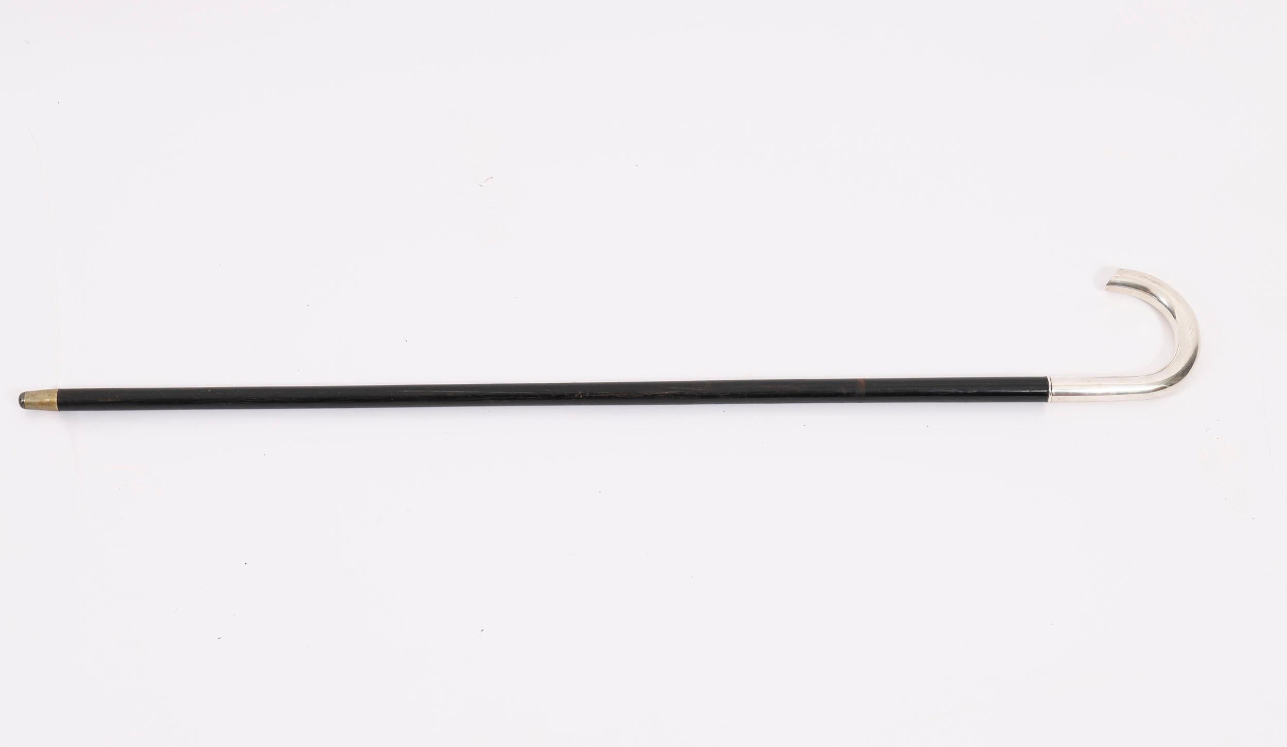 Il s'agit d'une magnifique canne de marche russe ancienne en argent à poignée en forme de crosse, datant d'environ 1880.

La canne présente un manche en crosse avec des poinçons russes et des initiales gravées stylisées à l'extrémité du manche. Il
