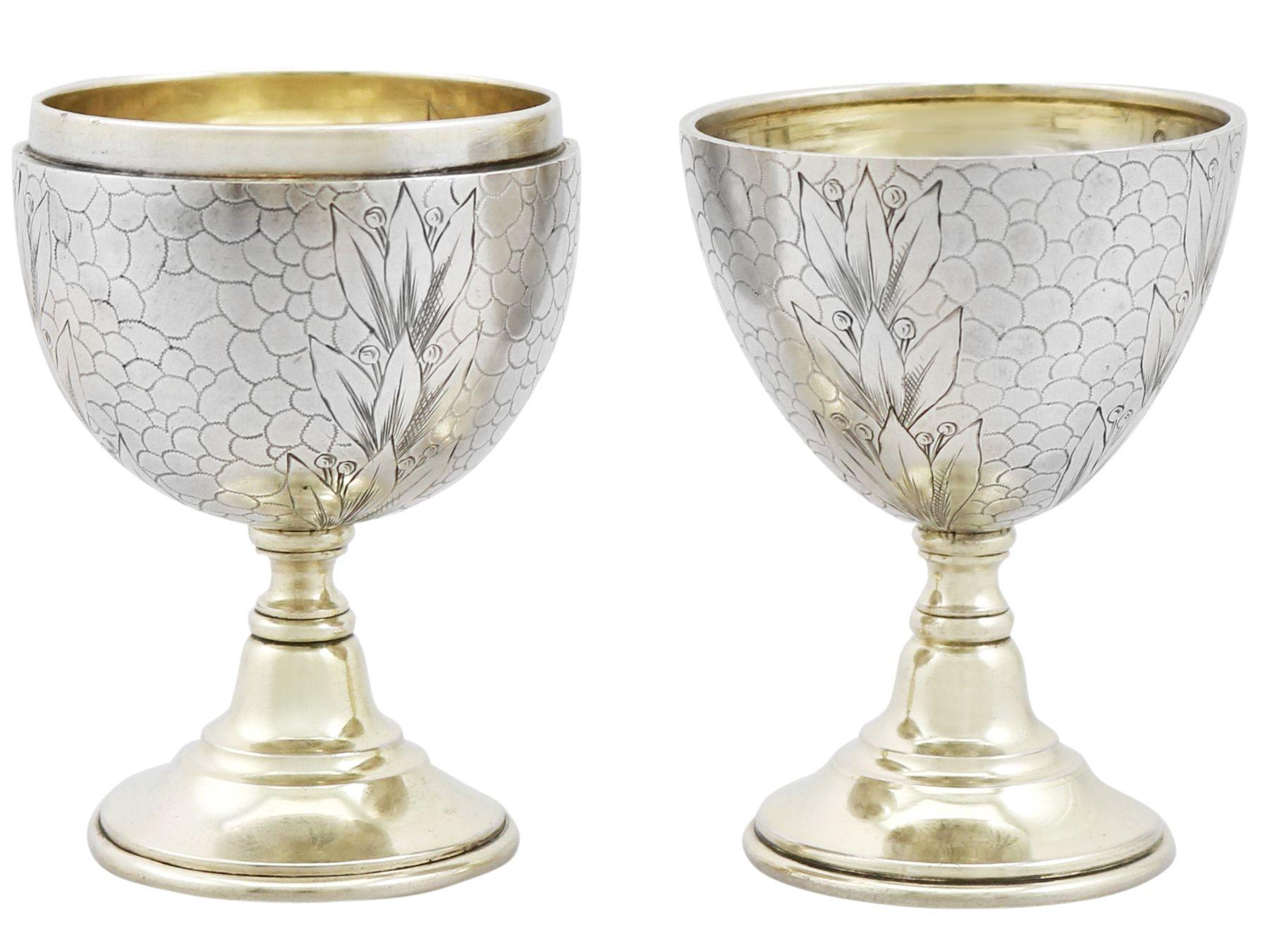 Ein außergewöhnliches, feines und beeindruckendes Paar antiker Eierbecher aus russischem Silber; eine Ergänzung zu unserer Sammlung von Silberbechern und Gewürzen.

Diese außergewöhnlichen antiken Eierbecher aus russischem Silber haben eine