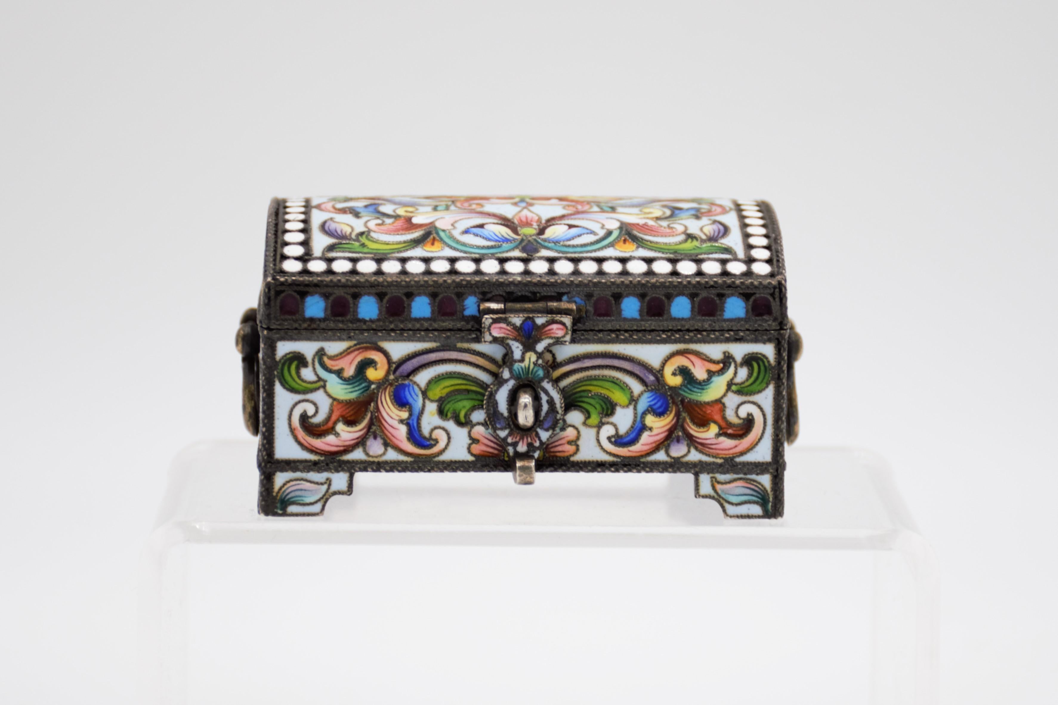 Cette boîte en forme de coffre à trésor est luxueusement décorée et date des dernières décennies de la période impériale. La boîte a été produite par l'atelier de Maria Semonova et est formée d'argent de grade 875 avec du vermeil utilisé partout. La