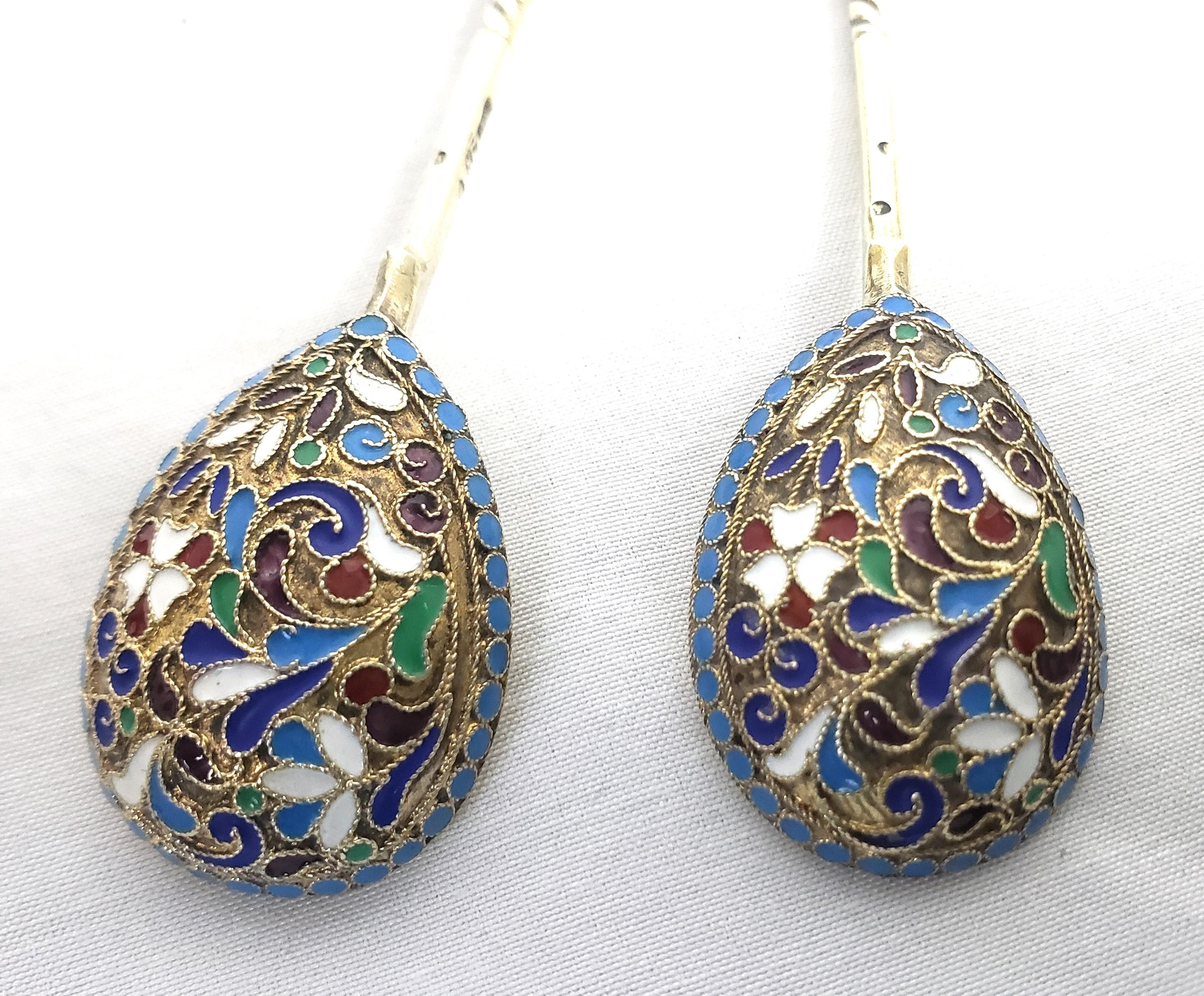 Antiguo Juego Ruso de Cucharas de Plata y Esmalte con Motivo Floral Ornamentado en venta 1