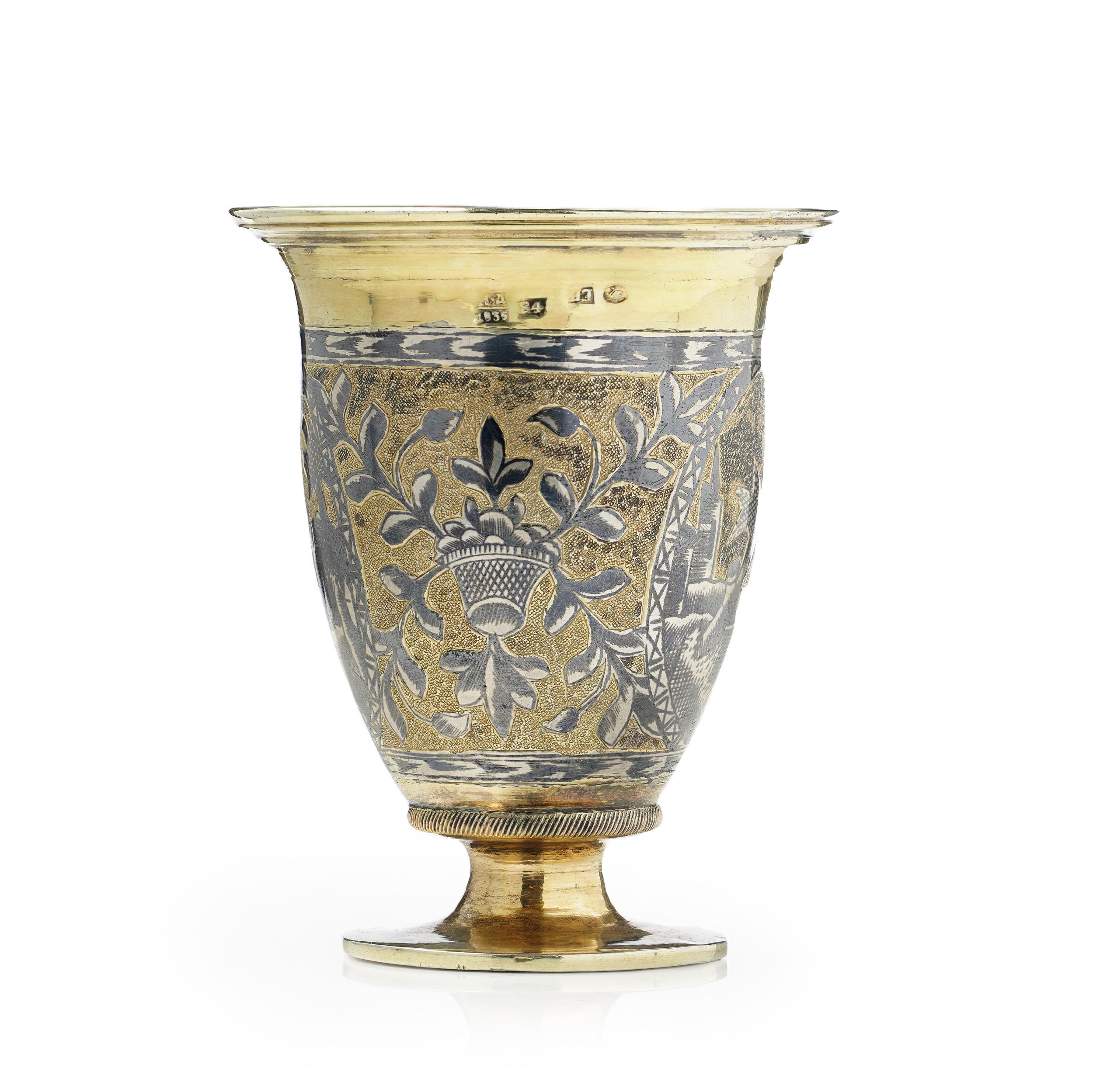 Bicchiere russo in argento dorato e niello dell'inizio del XIX secolo, realizzato a San Pietroburgo nel 1835. Questo elegante vaso presenta una classica forma cilindrica affusolata, con il corpo splendidamente ornato in niello con intricate volute e