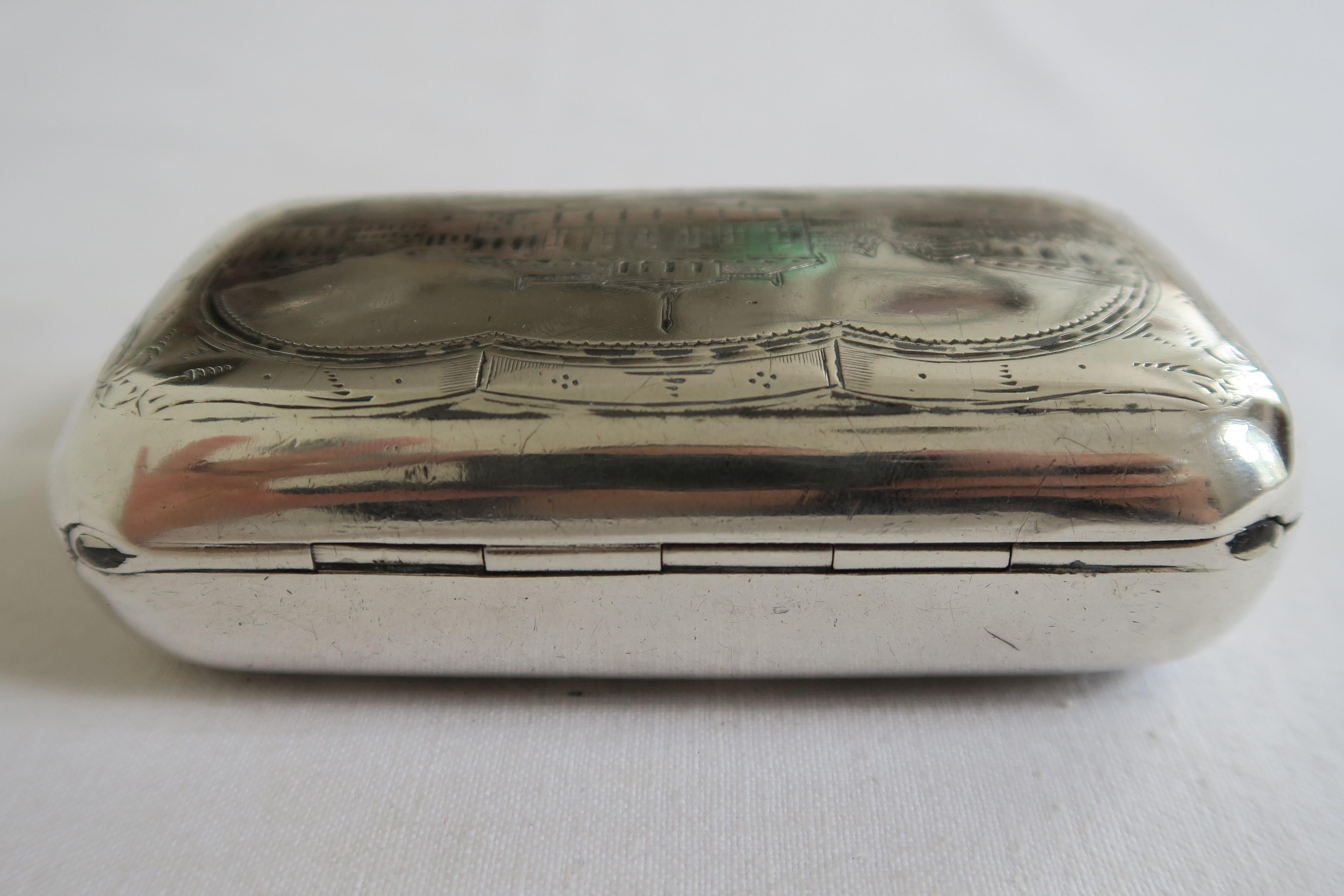 Antique Russian Silver Snuffbox with Architecture Motif In Excellent Condition For Sale In Vienna, AT