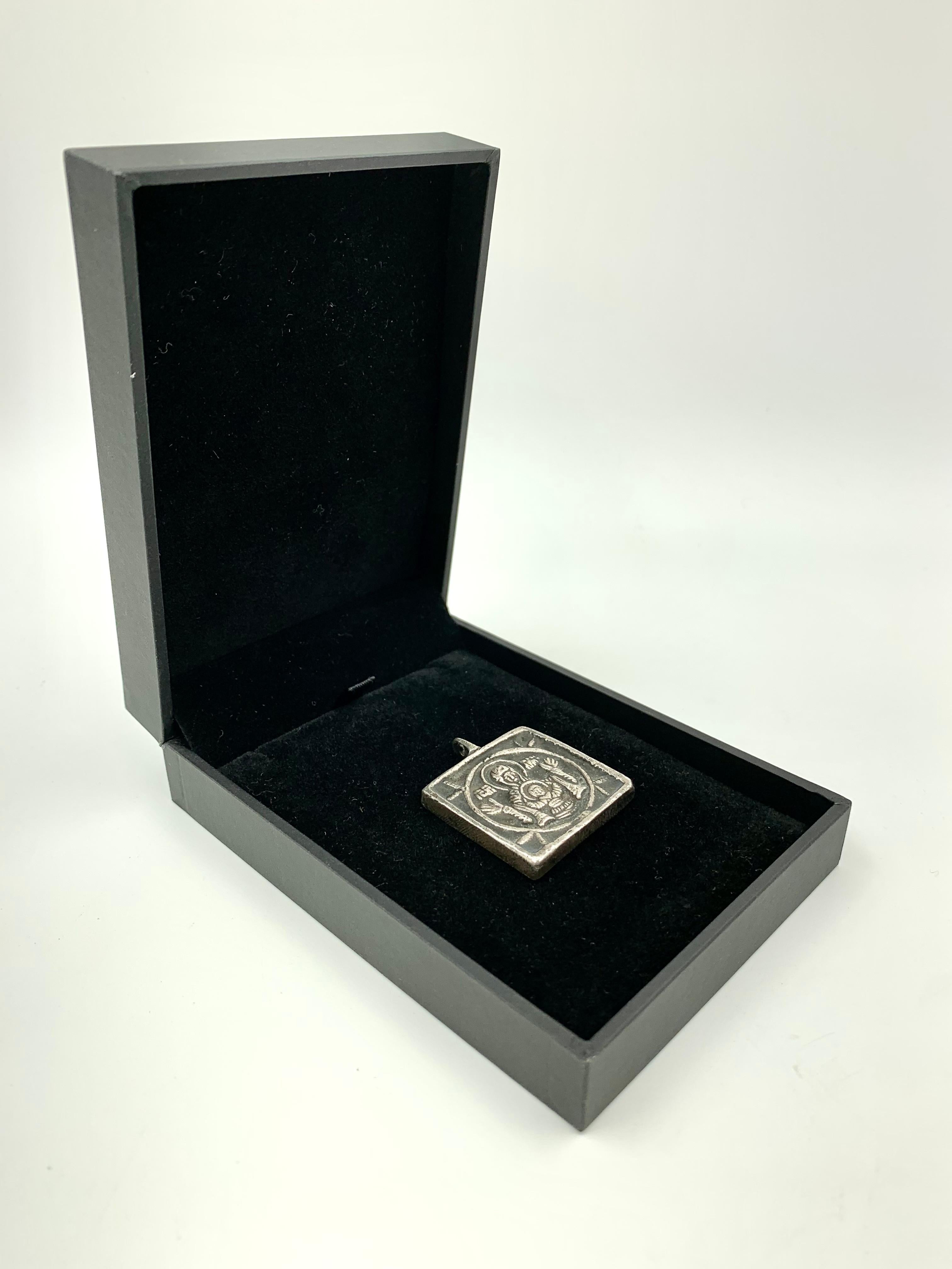 Antique Russian Silver Travel Icon Pendant of Our Lady of the Sign, Panagia In Good Condition For Sale In New York, NY