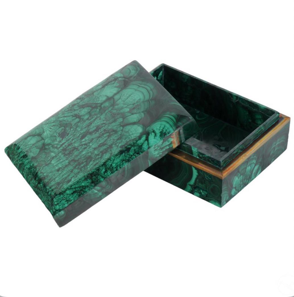 Boîte à couvercle en malachite autrichienne ancienne. La monture centrale en métal bronzé est entièrement recouverte de pierre de malachite à l'intérieur et à l'extérieur. Pas de marque de fabrique apparente.