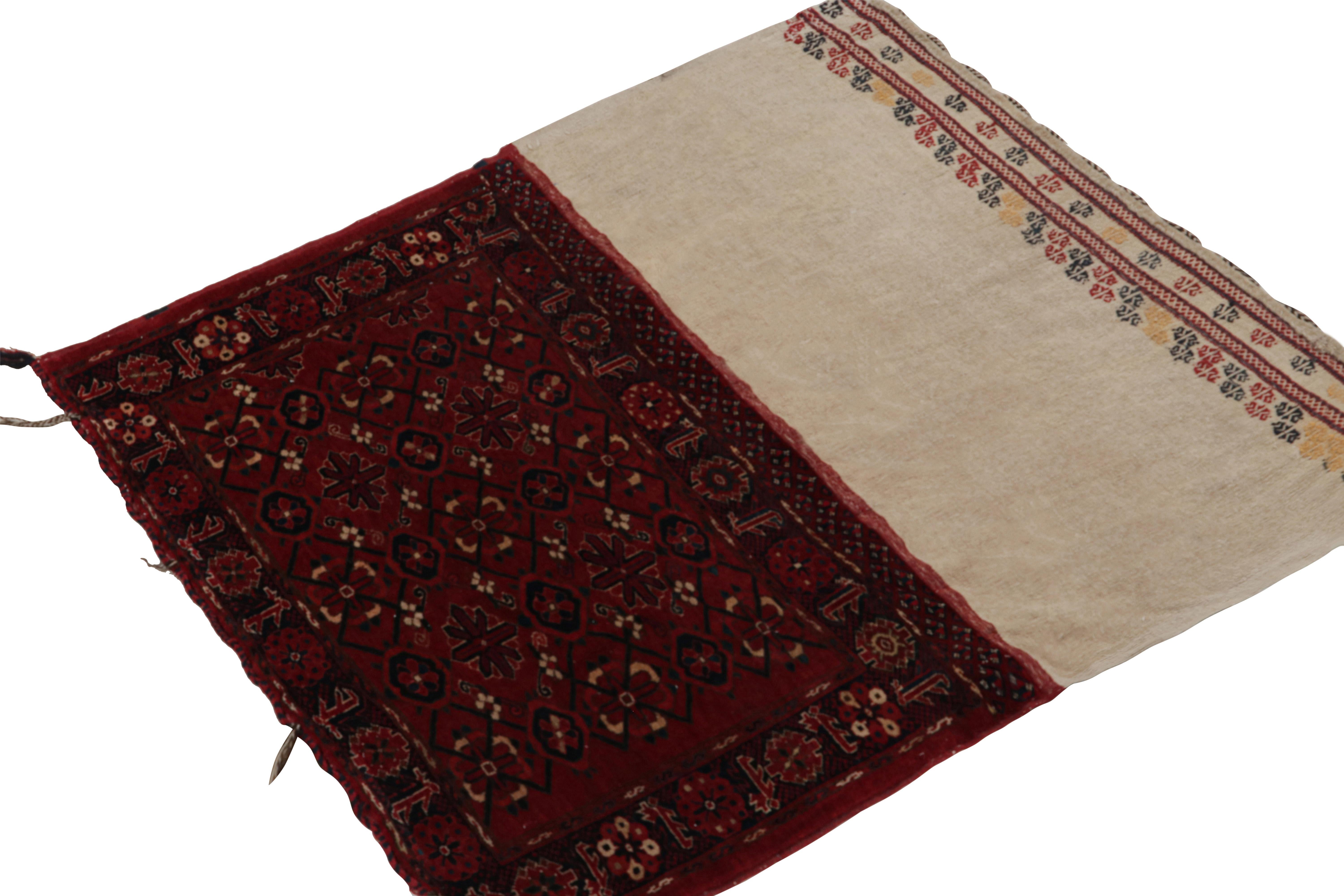 Tessuto a mano in lana, questo tessuto di 4'3 x 4'9 è un'antica borsa tribale da collezione, che si ritiene provenga dalla Russia intorno al 1890-1900. 

Sul design: 

Gli intenditori noteranno che questo pezzo è stato aperto, come altri tappeti