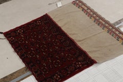 Antica borsa e tessuto tribale russo in beige e borgogna, da Rug & Kilim