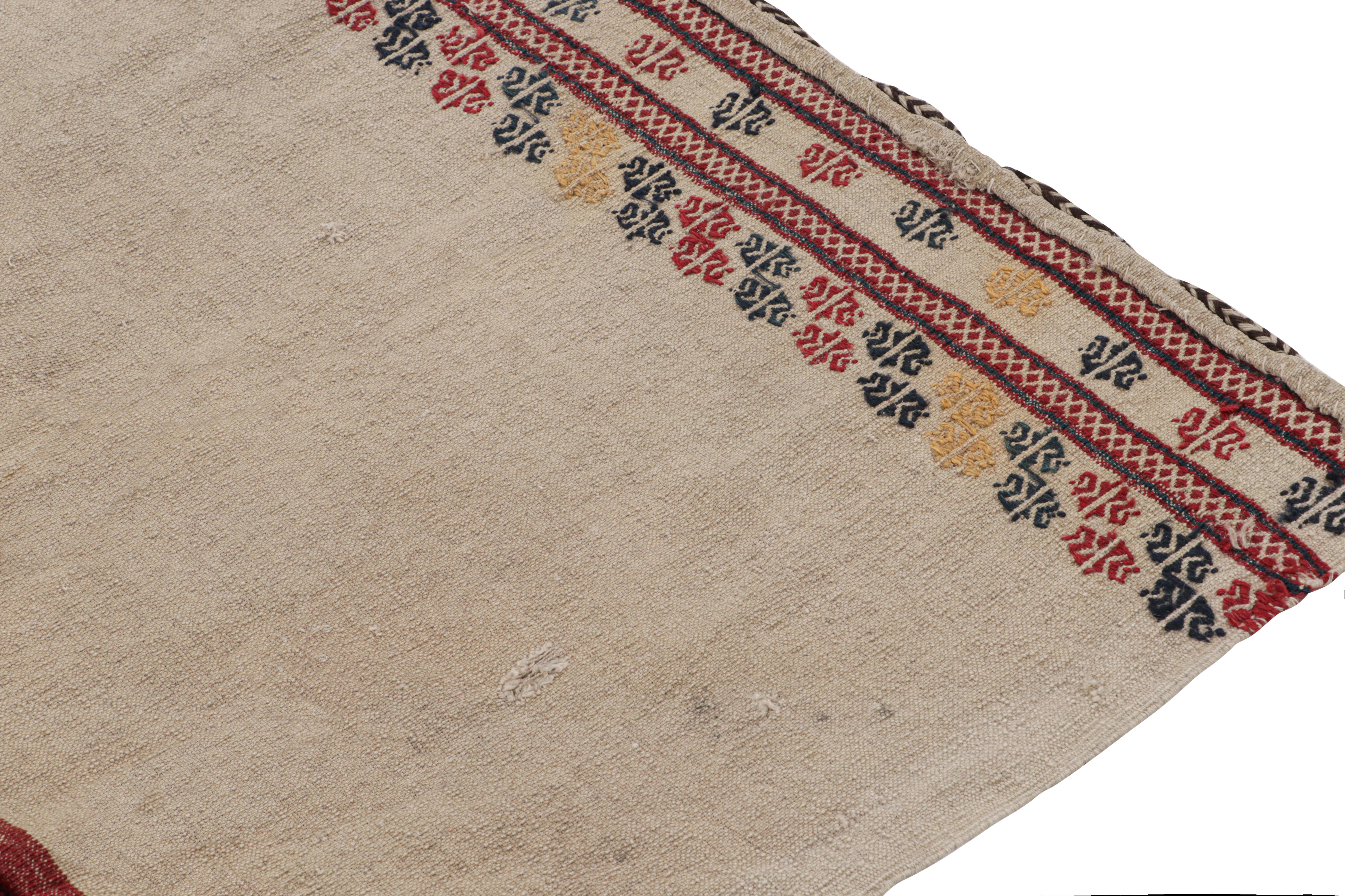 Antica borsa e tessuto tribale russo in beige e borgogna, da Rug & Kilim In condizioni buone in vendita a Long Island City, NY