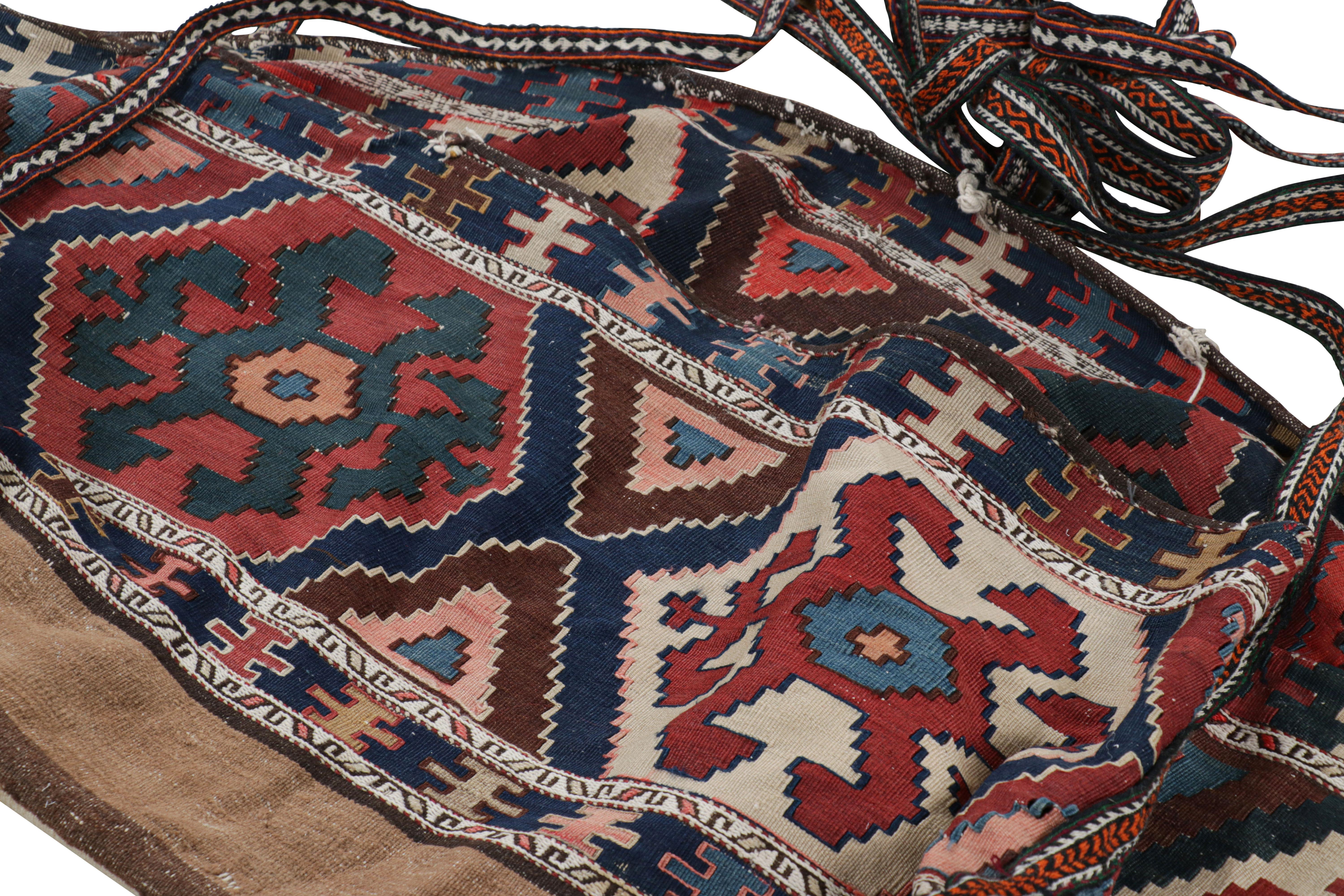 Dieser handgewebte 3x5-Kilim aus Wolle (ca. 1920-1930) ist eine antike russische Tasche - ein sammelwürdiges Textil, das einst von Nomadenstämmen in ihrem täglichen Leben verwendet wurde.

Über das Design:

Dieses archaische Kunstwerk versprüht den