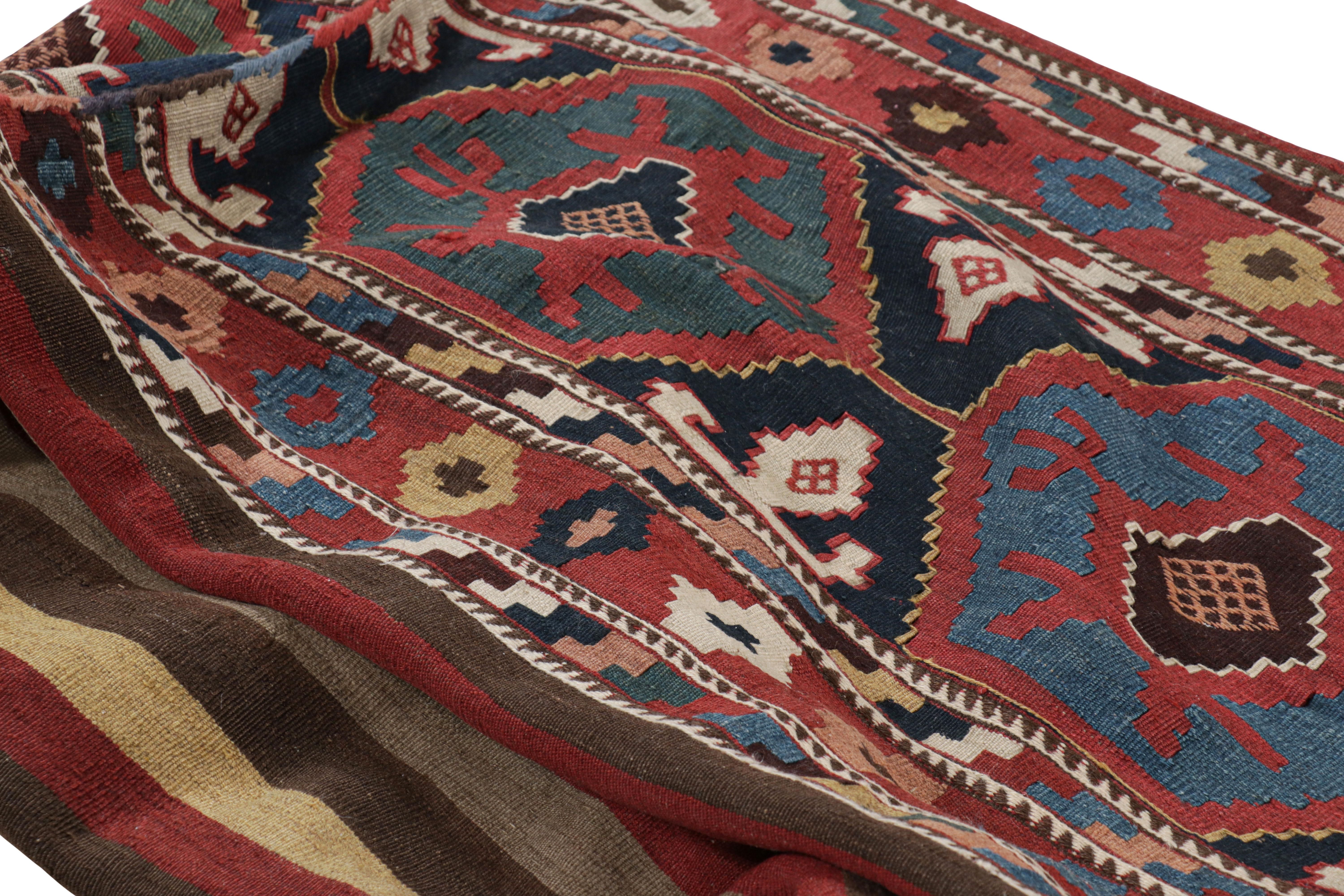 Dieser handgewebte 2x9-Kilim aus Wolle (ca. 1920-1930) ist eine antike russische Tasche - ein sammelwürdiges Textil, das einst von Nomadenstämmen in ihrem täglichen Leben verwendet wurde.

Über das Design:

Dieses archaische Kunstwerk versprüht den