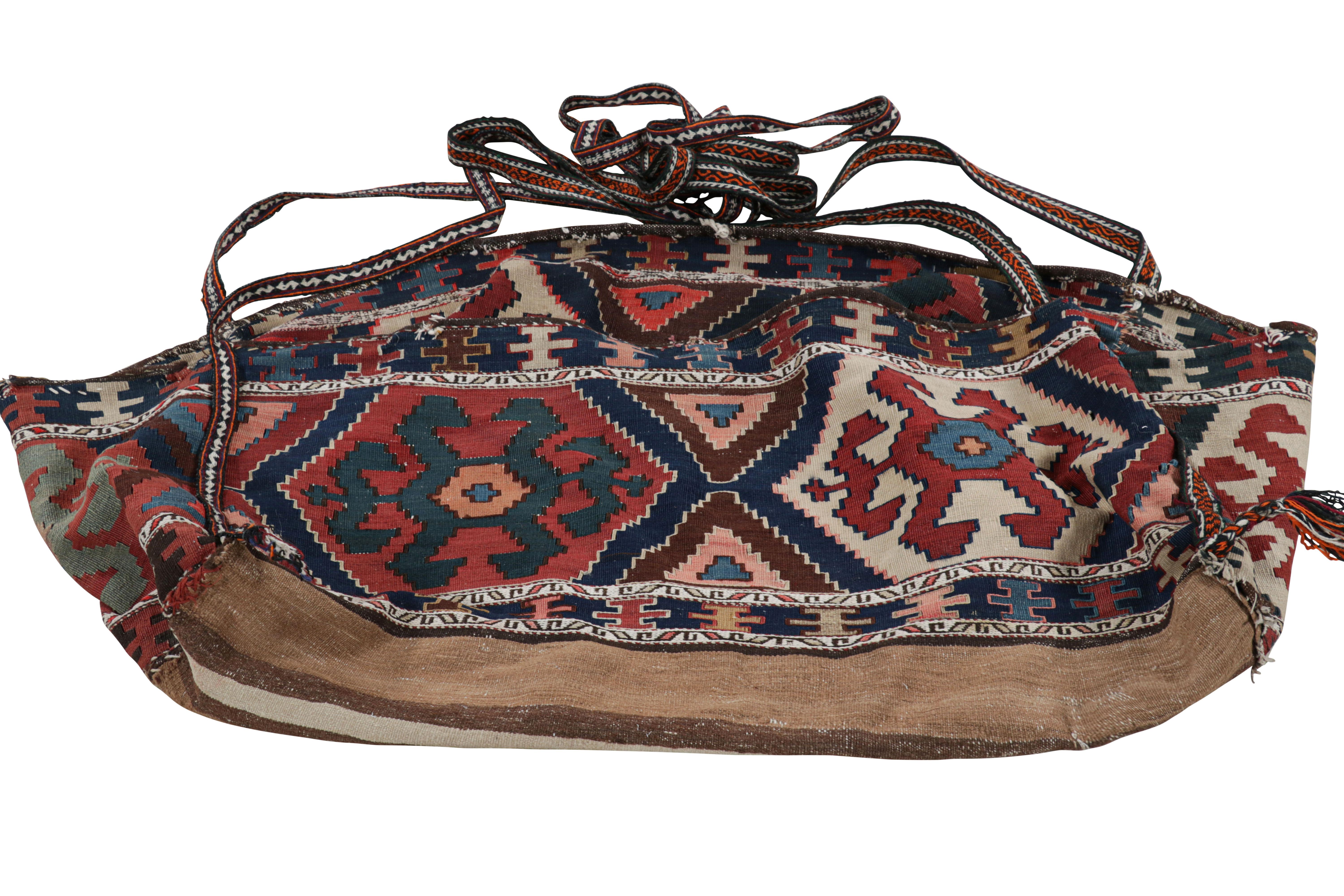 Antiker russischer Stammestaschen-Kilim mit geometrischen Mustern - Rug & Kilim (Handgewebt) im Angebot