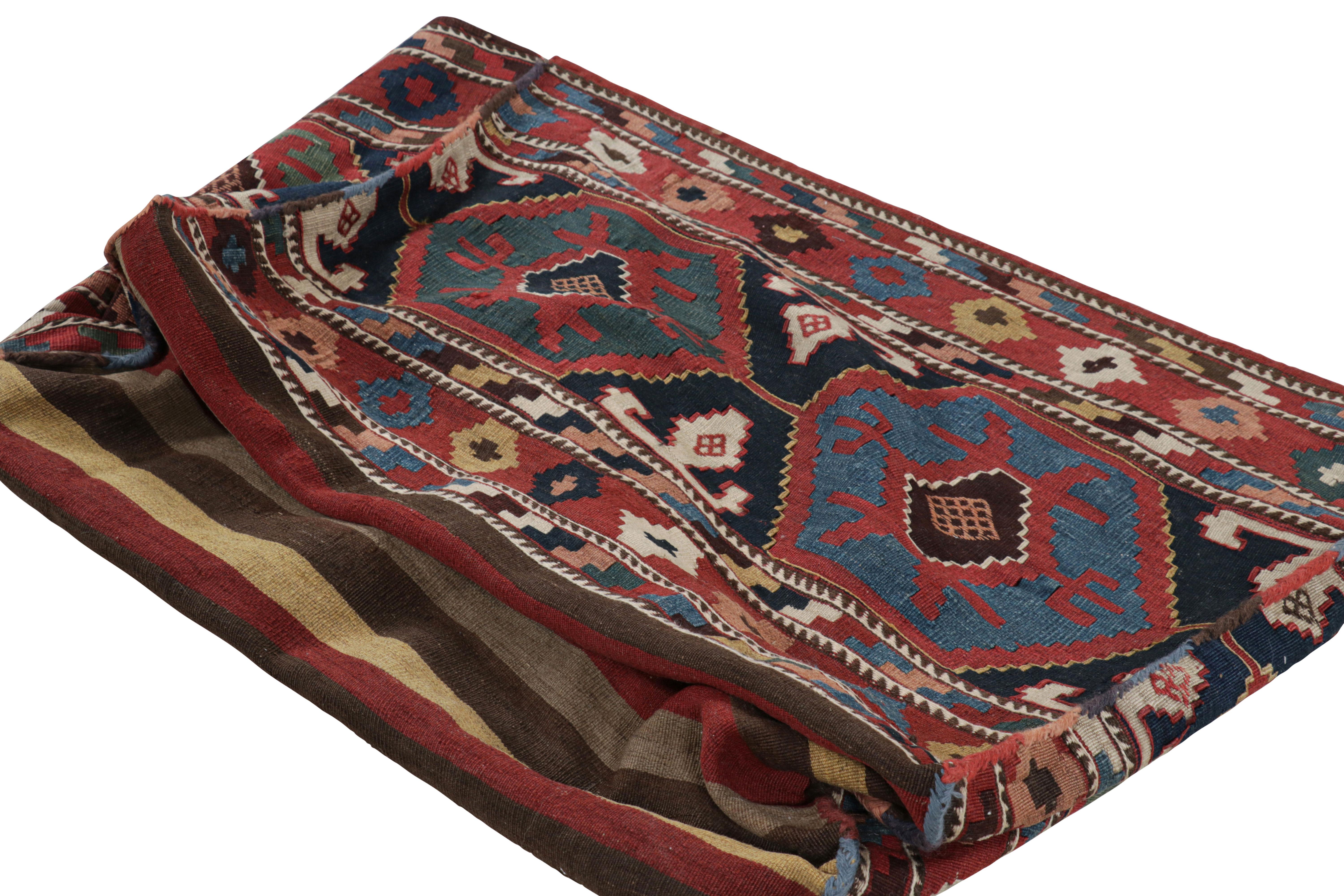Antiker russischer Stammestaschen-Kilim mit geometrischen Mustern - Rug & Kilim (Handgewebt) im Angebot