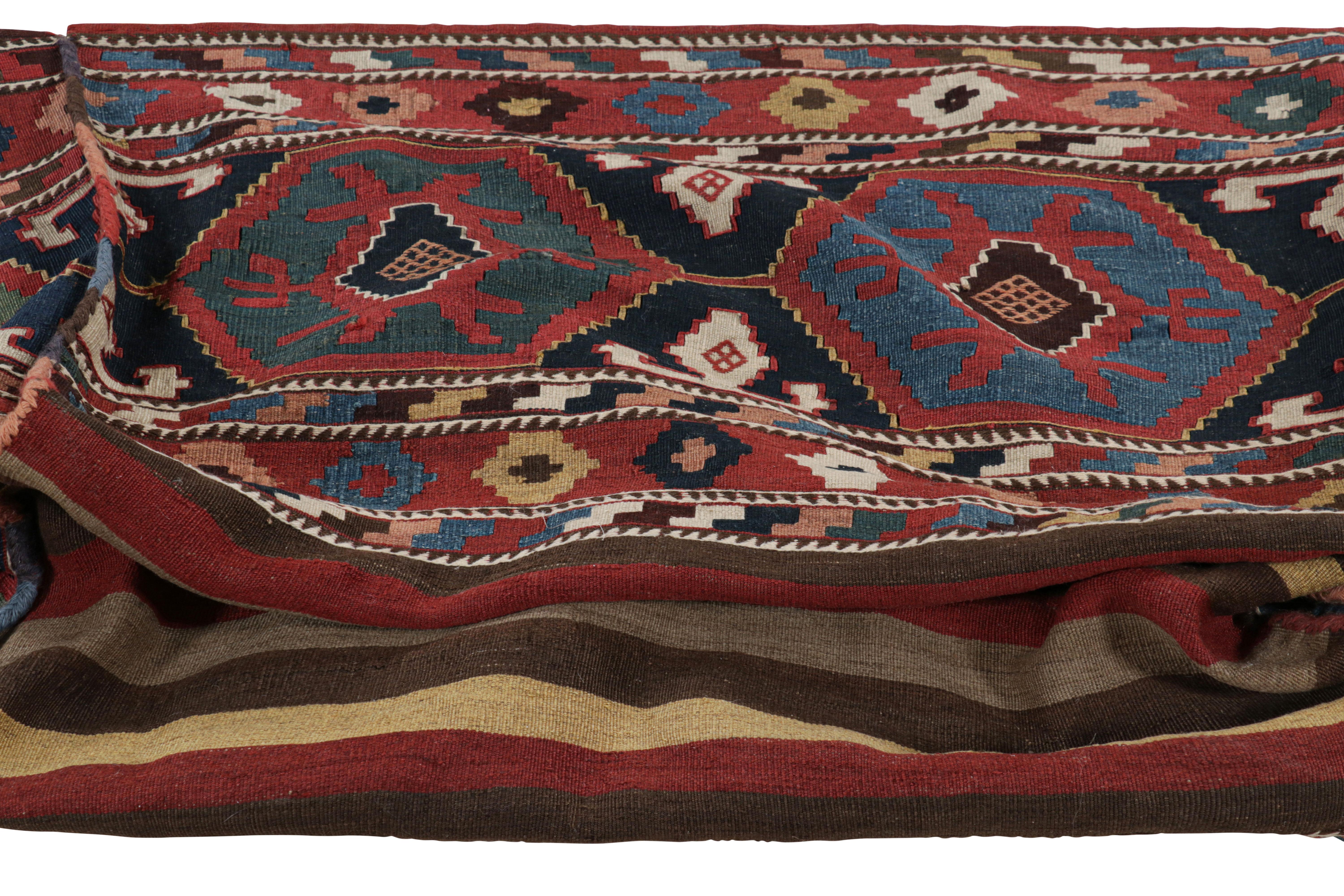 Antiker russischer Stammestaschen-Kilim mit geometrischen Mustern - Rug & Kilim im Zustand „Gut“ im Angebot in Long Island City, NY