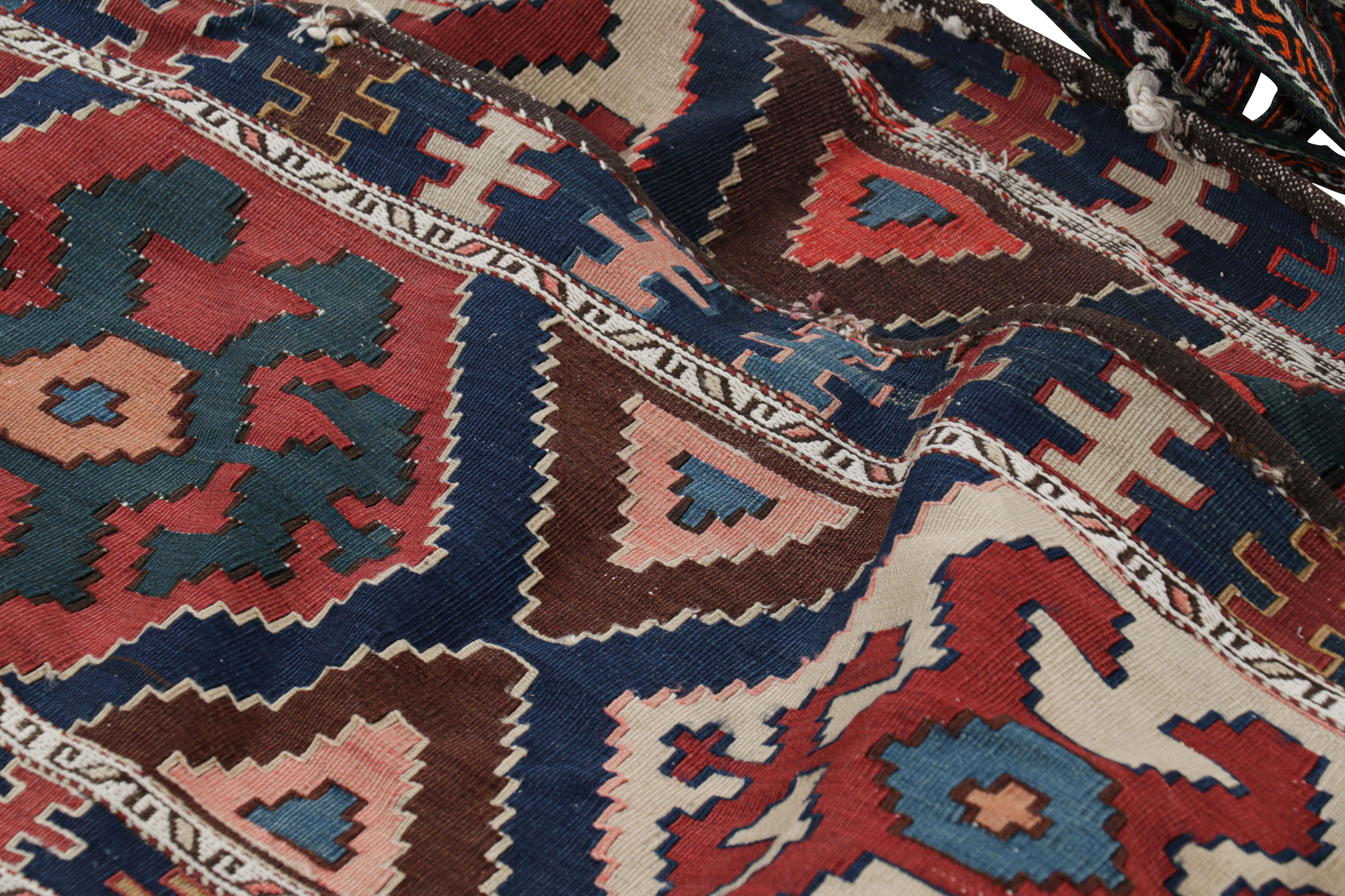 Antiker russischer Stammestaschen-Kilim mit geometrischen Mustern - Rug & Kilim (Frühes 20. Jahrhundert) im Angebot