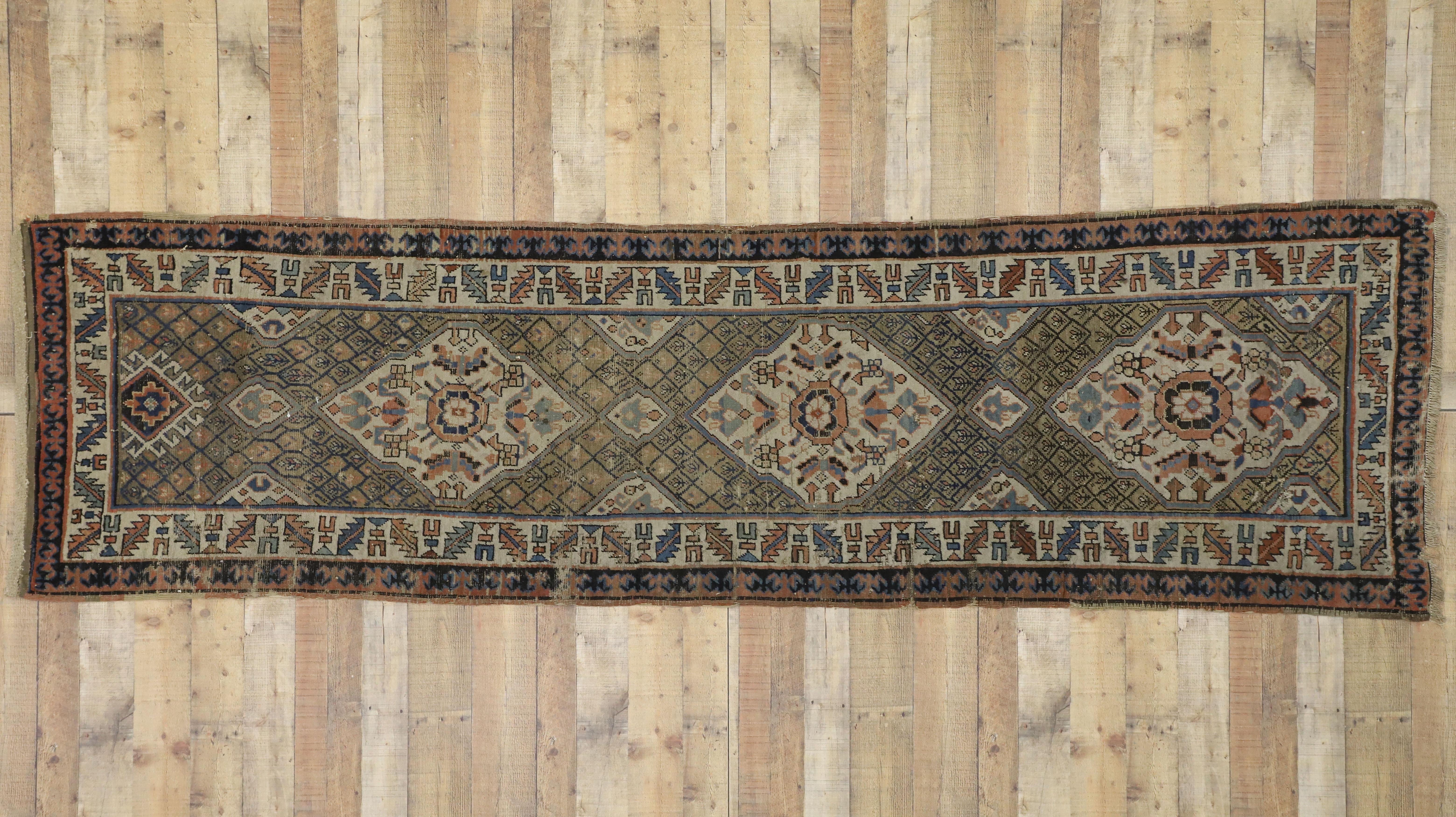 Laine Tapis Kazak tribal russe ancien vieilli, tapis de couloir caucasien de couloir en vente