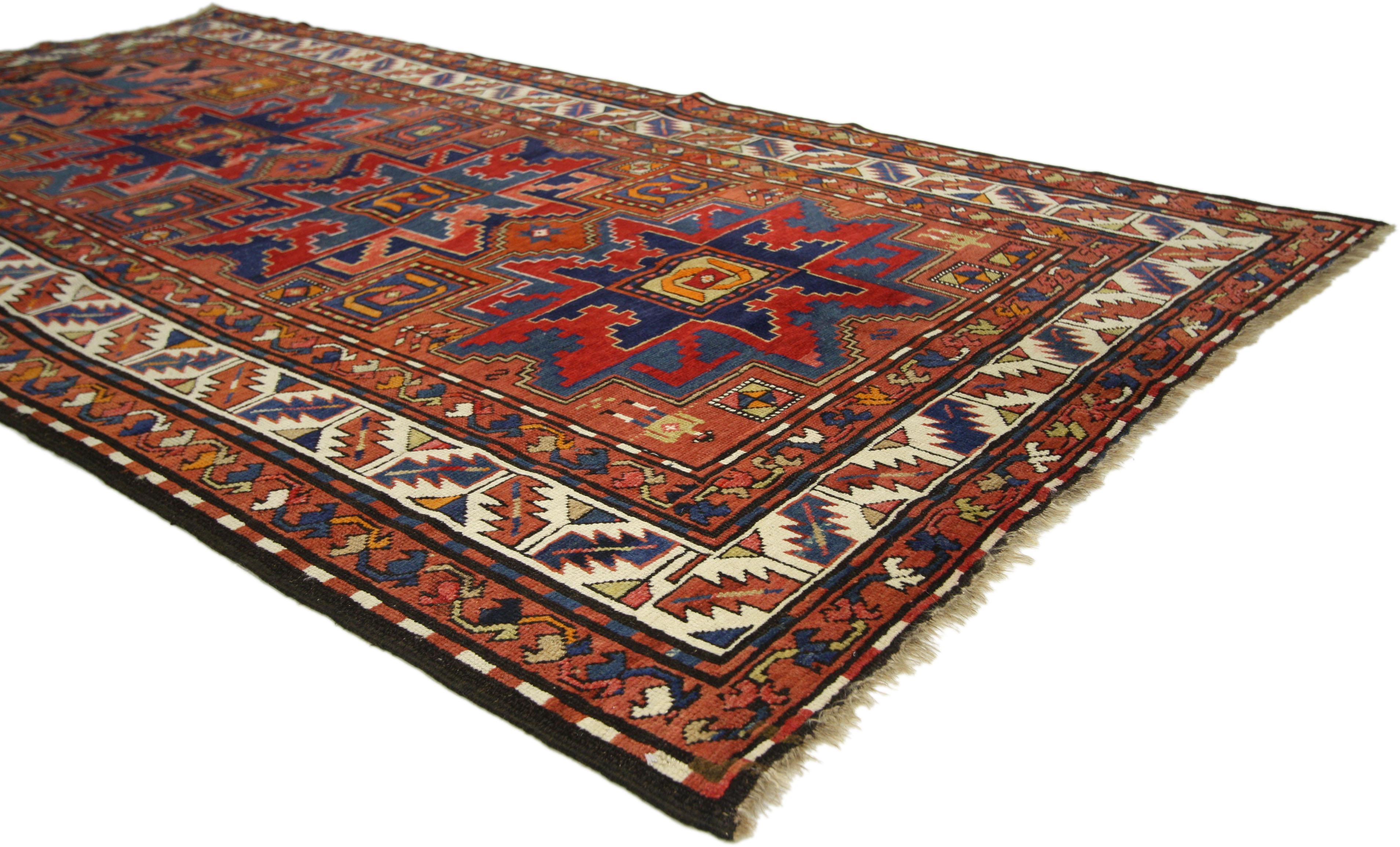 73306 Antiker kaukasischer Kazak-Teppich, 04'04 X 08'07.
Dieser antike russische Kazak-Teppich aus handgeknüpfter Wolle basiert auf traditionellen Mustern aus der Kaukasusregion und zeigt vier Lesghi-Sterne, die von klassischen kaukasischen Motiven