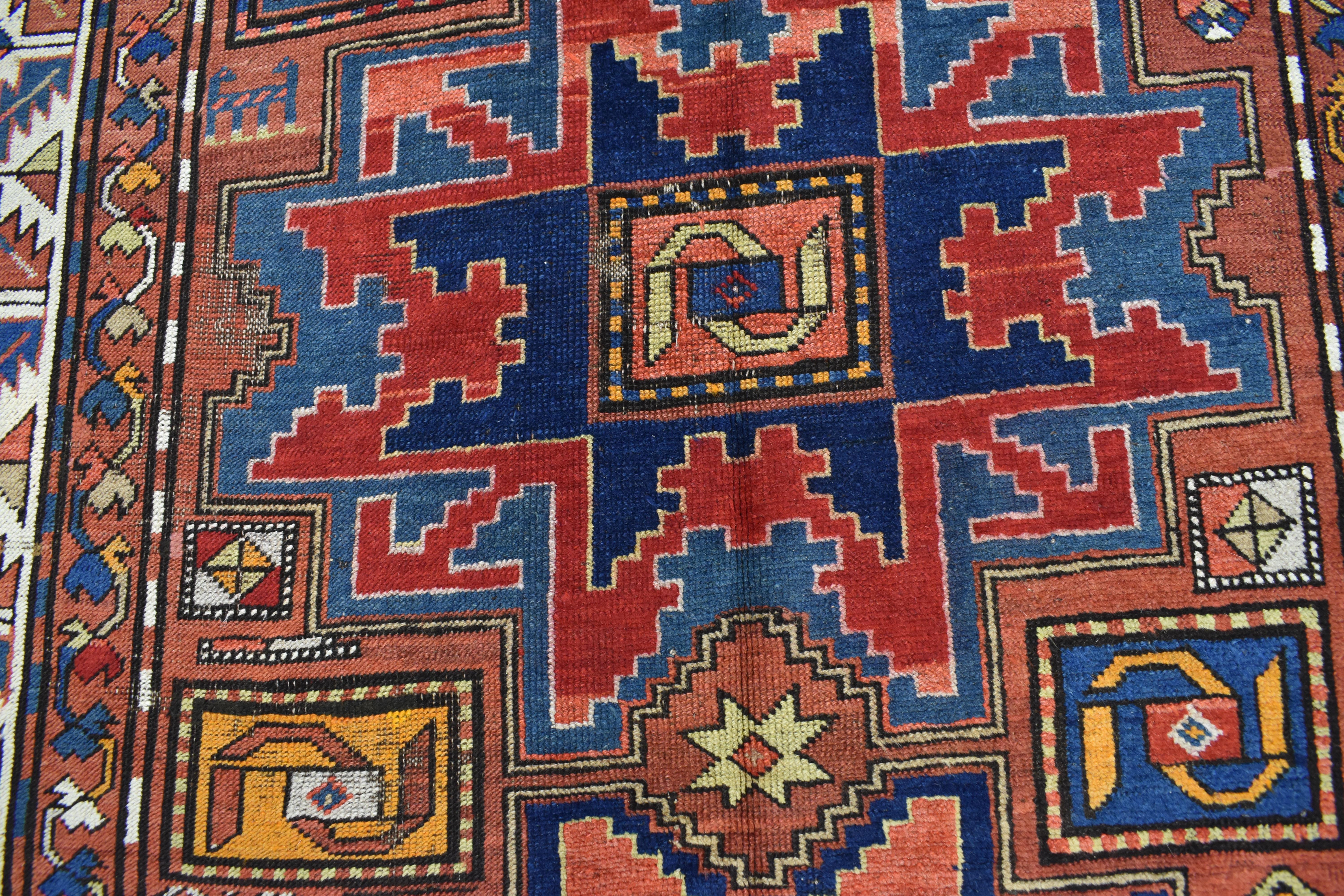 Antiker kaukasischer Kazak-Teppich, Nomaden-Charm auf stilvoller Haltbarkeit (Russisch) im Angebot