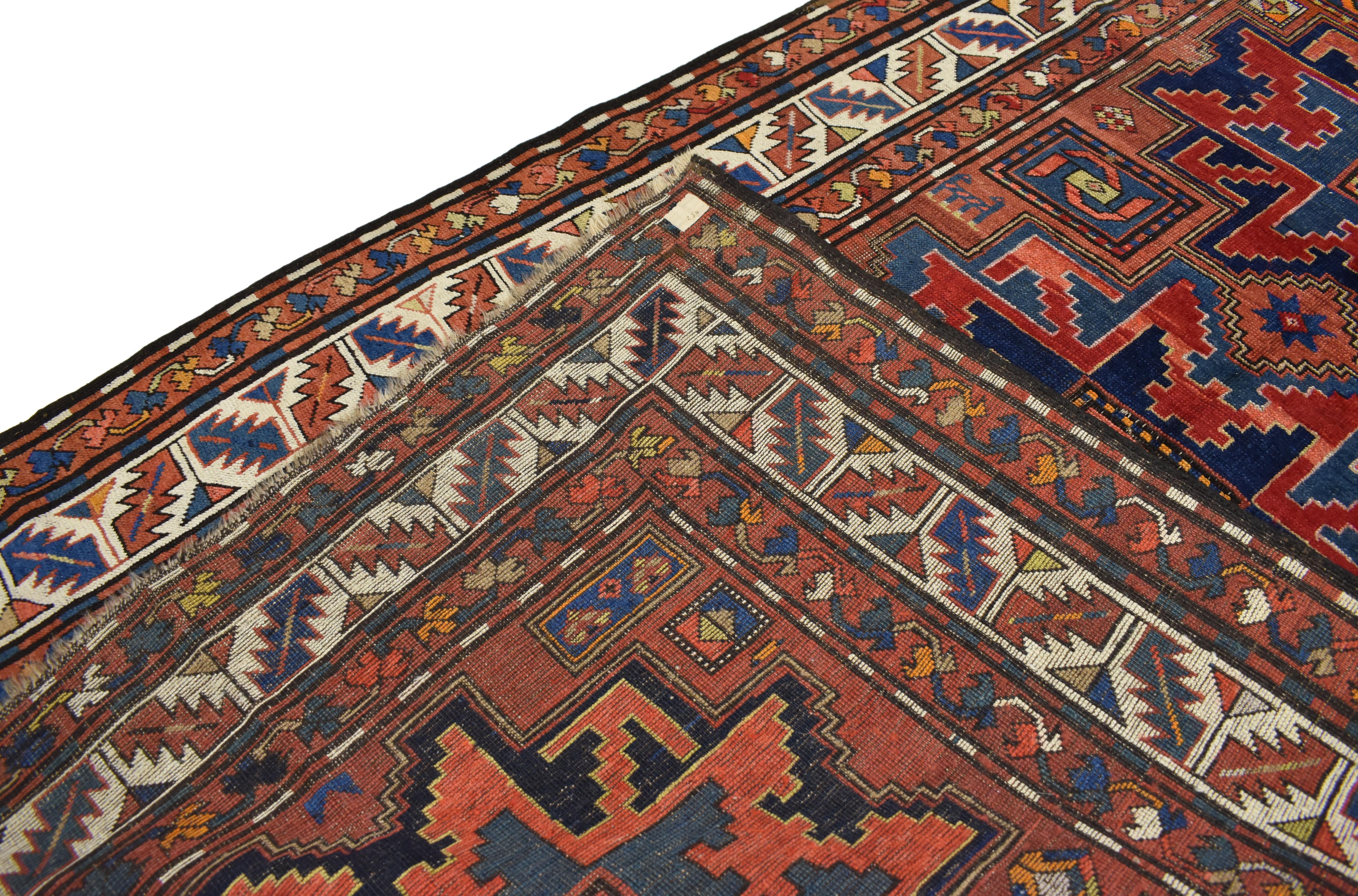 Antiker kaukasischer Kazak-Teppich, Nomaden-Charm auf stilvoller Haltbarkeit (Handgeknüpft) im Angebot