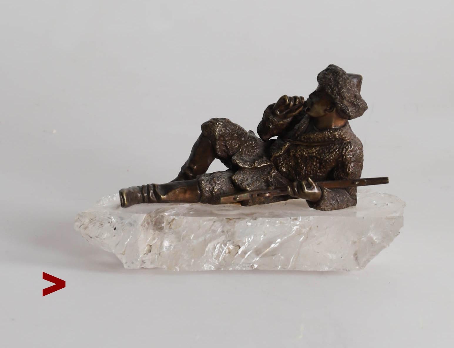 Figura de bronce de finales del siglo XIX de un cosaco en reposo que sostiene un fusil y fuma una pequeña pipa montado sobre  base de cristal de roca natural tallado para simular el hielo. Modelo de Vasili Grachev (1831-1905) probablemente fundido