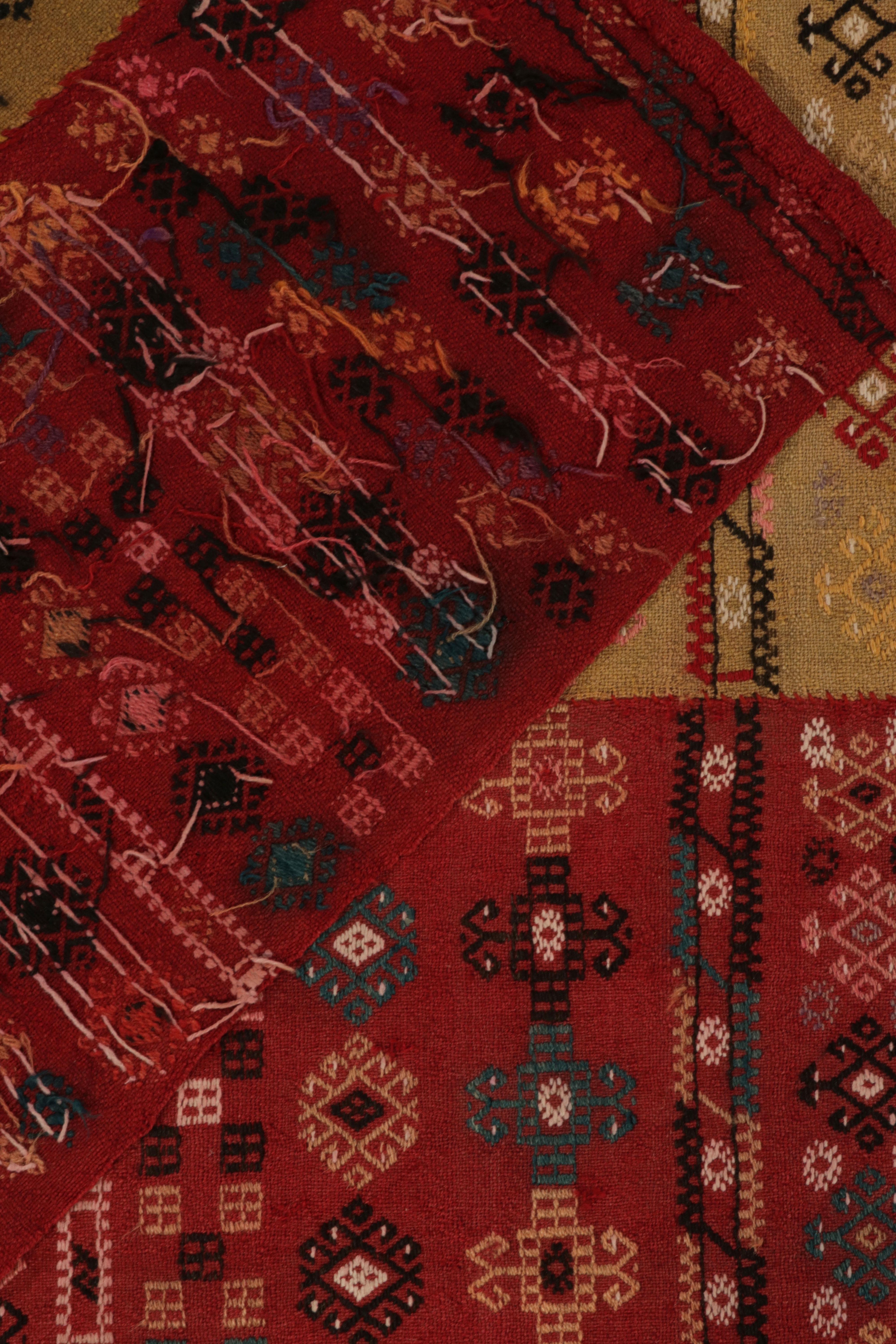 Antiguo kilim ruso Verneh en rojo, motivos geométricos beige by Rug & Kilim en Bueno estado para la venta en Long Island City, NY