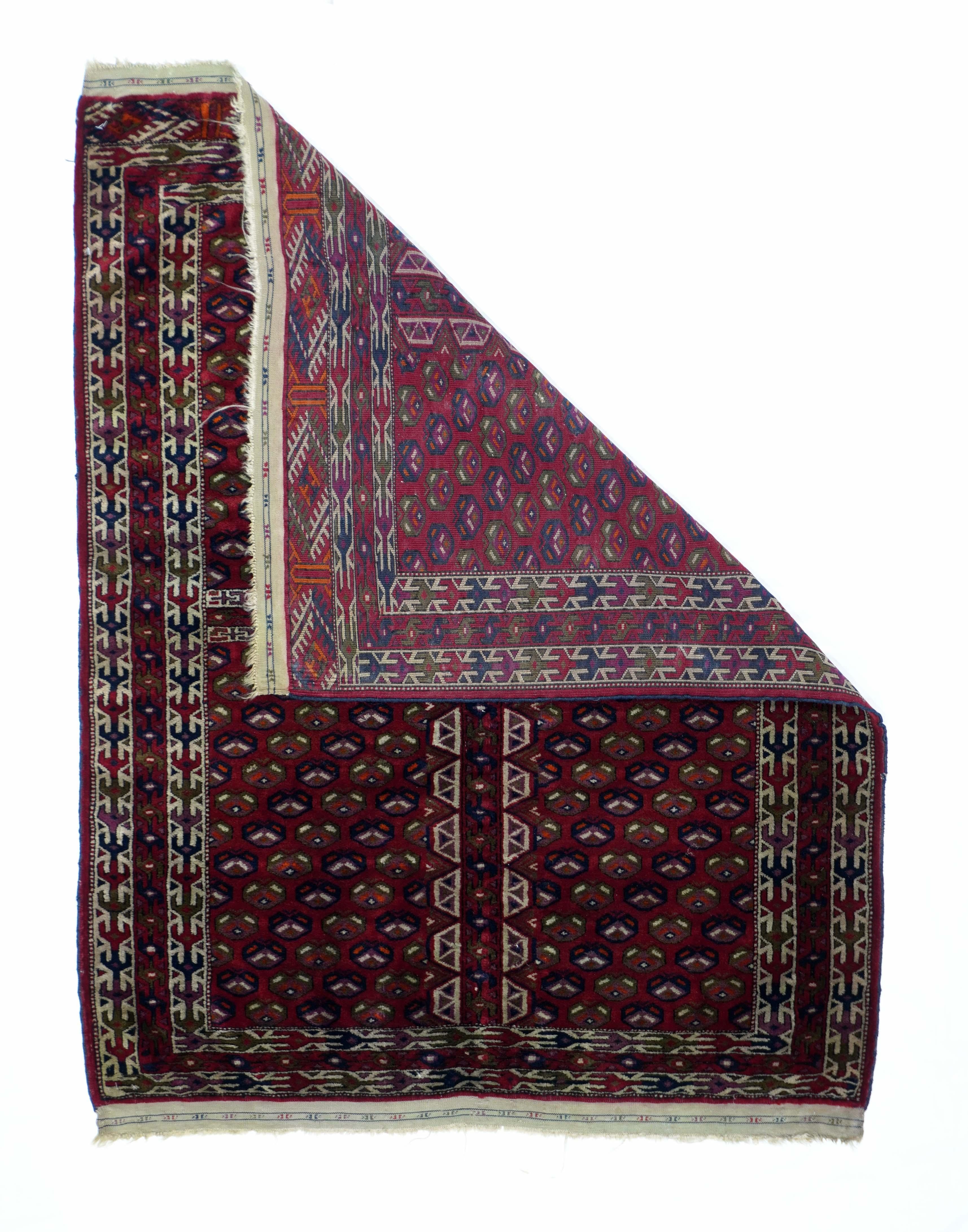 Antiker russischer Yamud-Bokara-Teppich, Maße: 3'5'' x 4'2''. Leberfarbenes, gevierteltes Feld mit gleichmäßigen Farbdiagonalen aus unidirektionalen kleinen Blüten. Doppelte elfenbeinfarbene Hauptbordüren mit Fischgrätenmuster. Die zentrale