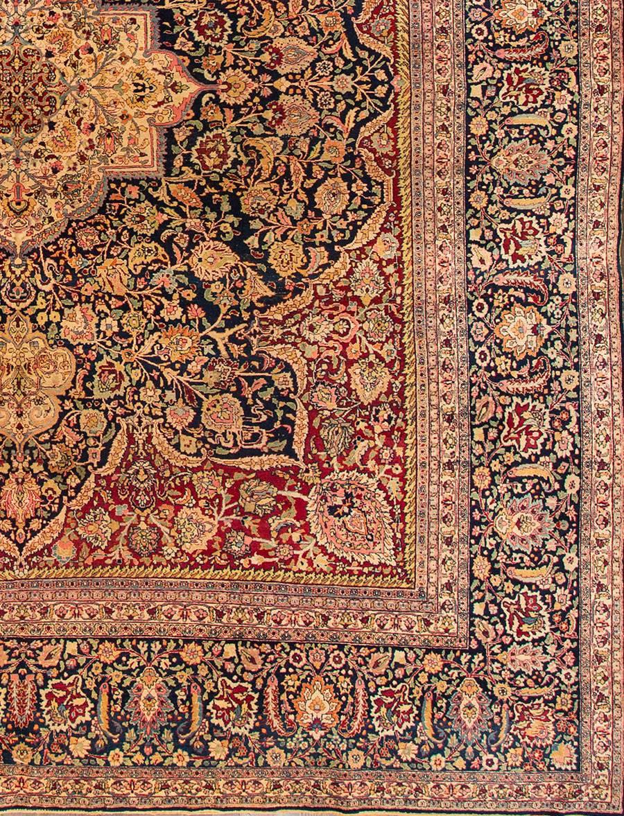 Perse Tapis persan ancien à médaillons à fleurs en forme de dégradé rouille et bleu en vente