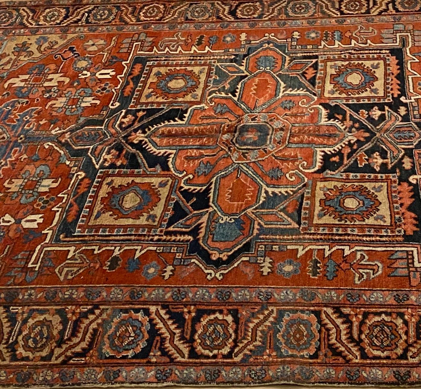 Antiker persischer Heriz-Teppich mit geometrischem Stammesmotiv in Rost, Marineblau, um 1920er Jahre (Persisch)