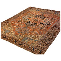 Antiker persischer Heriz-Teppich mit geometrischem Stammesmotiv in Rost, Marineblau, um 1920er Jahre