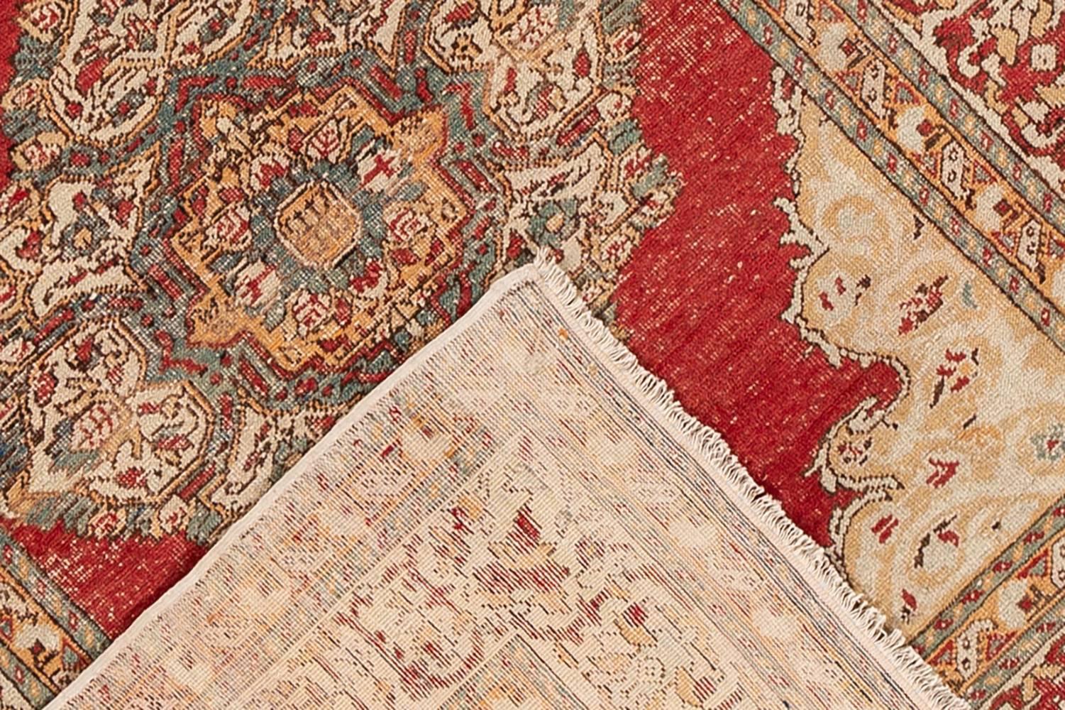 Antiker handgefertigter Oushak-Wollteppich mit Medaillonmotiv in Rot und Beige, antik (Türkisch) im Angebot