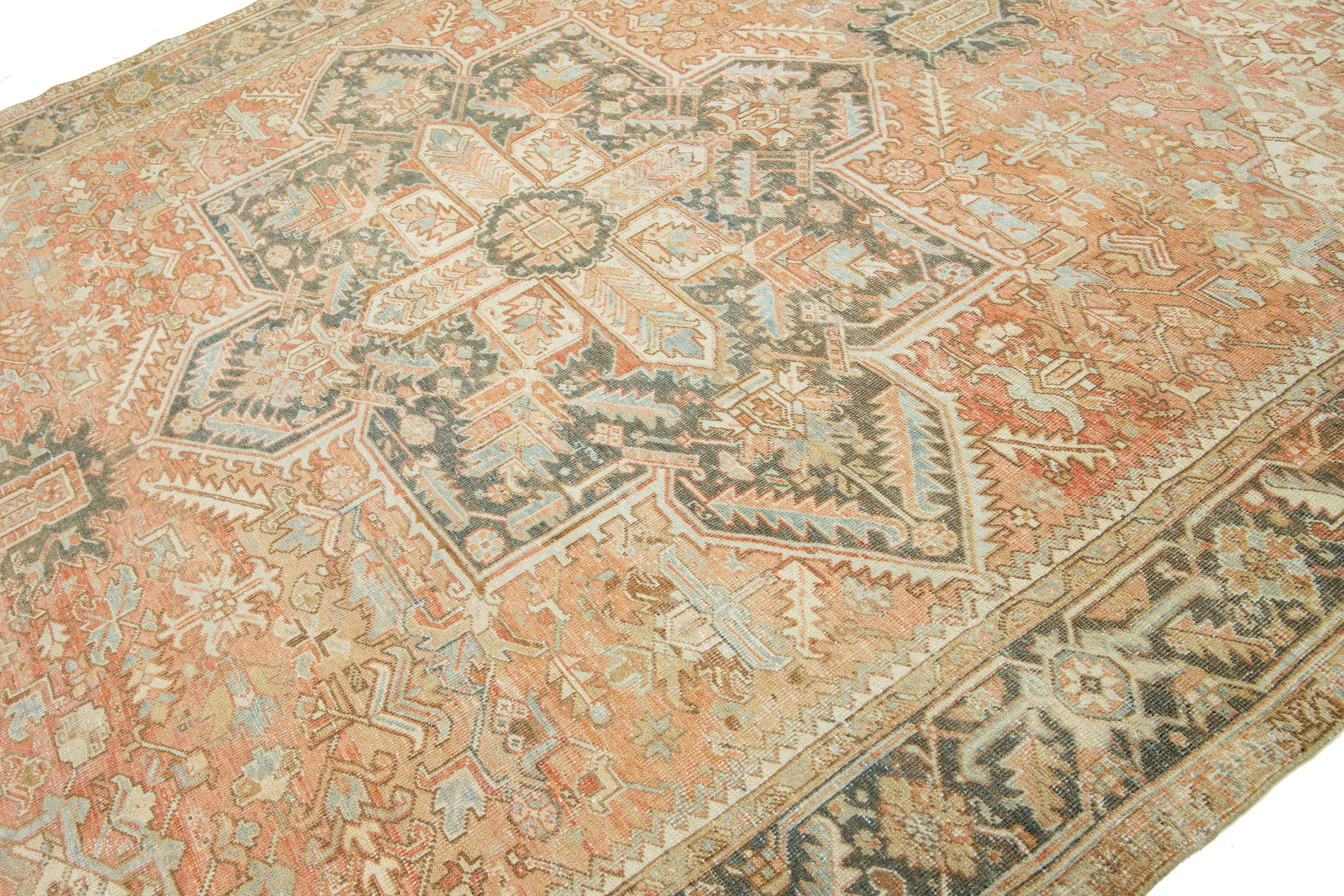 Antiker Rostfarbener persischer Heriz-Wollteppich aus Heriz mit Medaillon-Motiv (Heriz Serapi) im Angebot