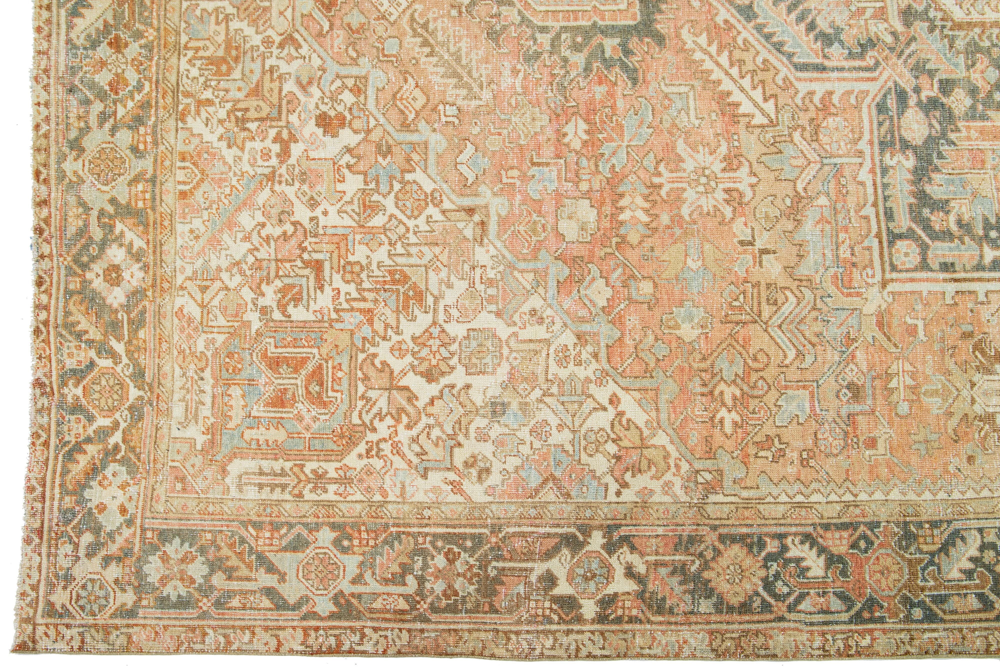 Antiker Rostfarbener persischer Heriz-Wollteppich aus Heriz mit Medaillon-Motiv (Handgeknüpft) im Angebot