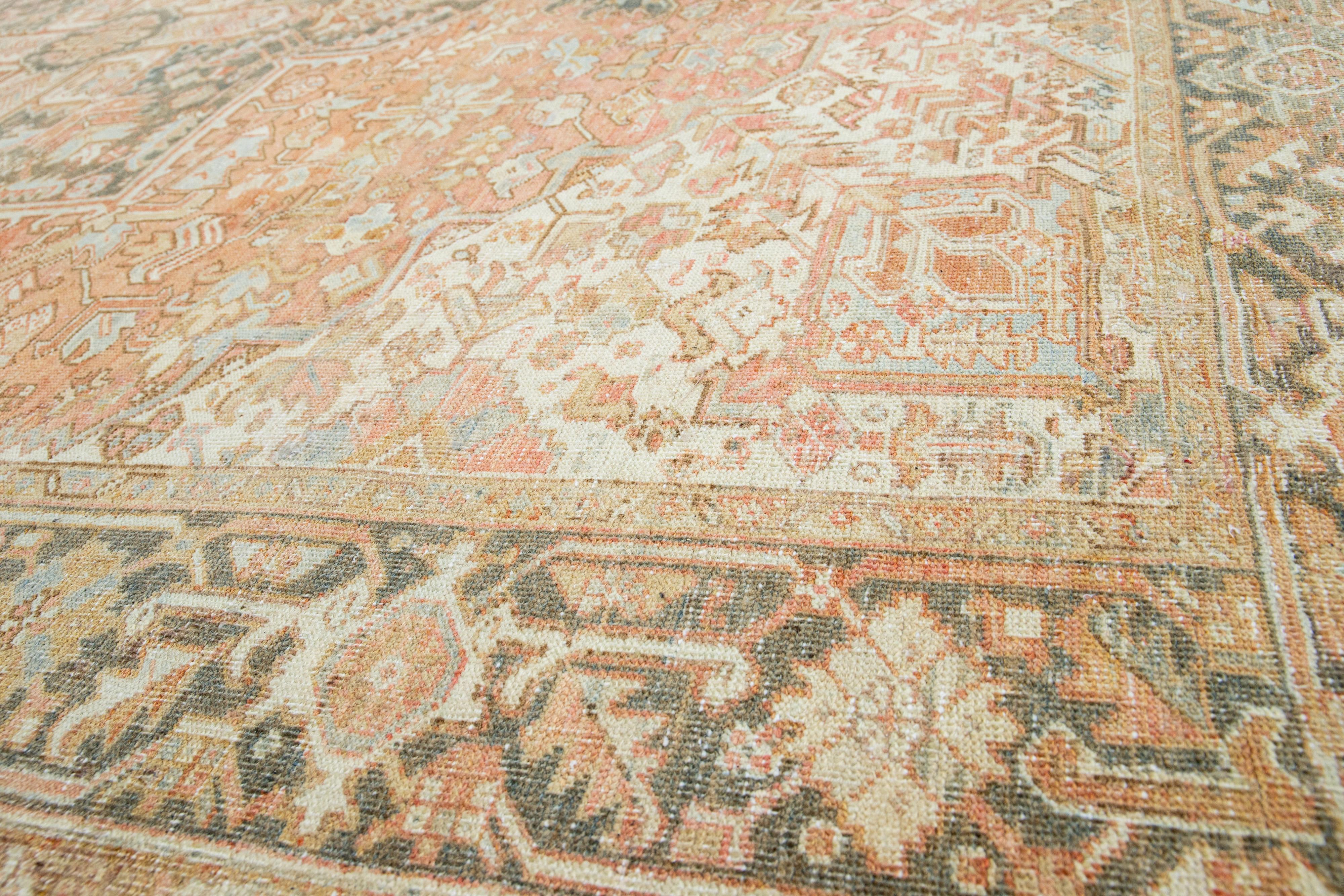 Antiker Rostfarbener persischer Heriz-Wollteppich aus Heriz mit Medaillon-Motiv im Angebot 1