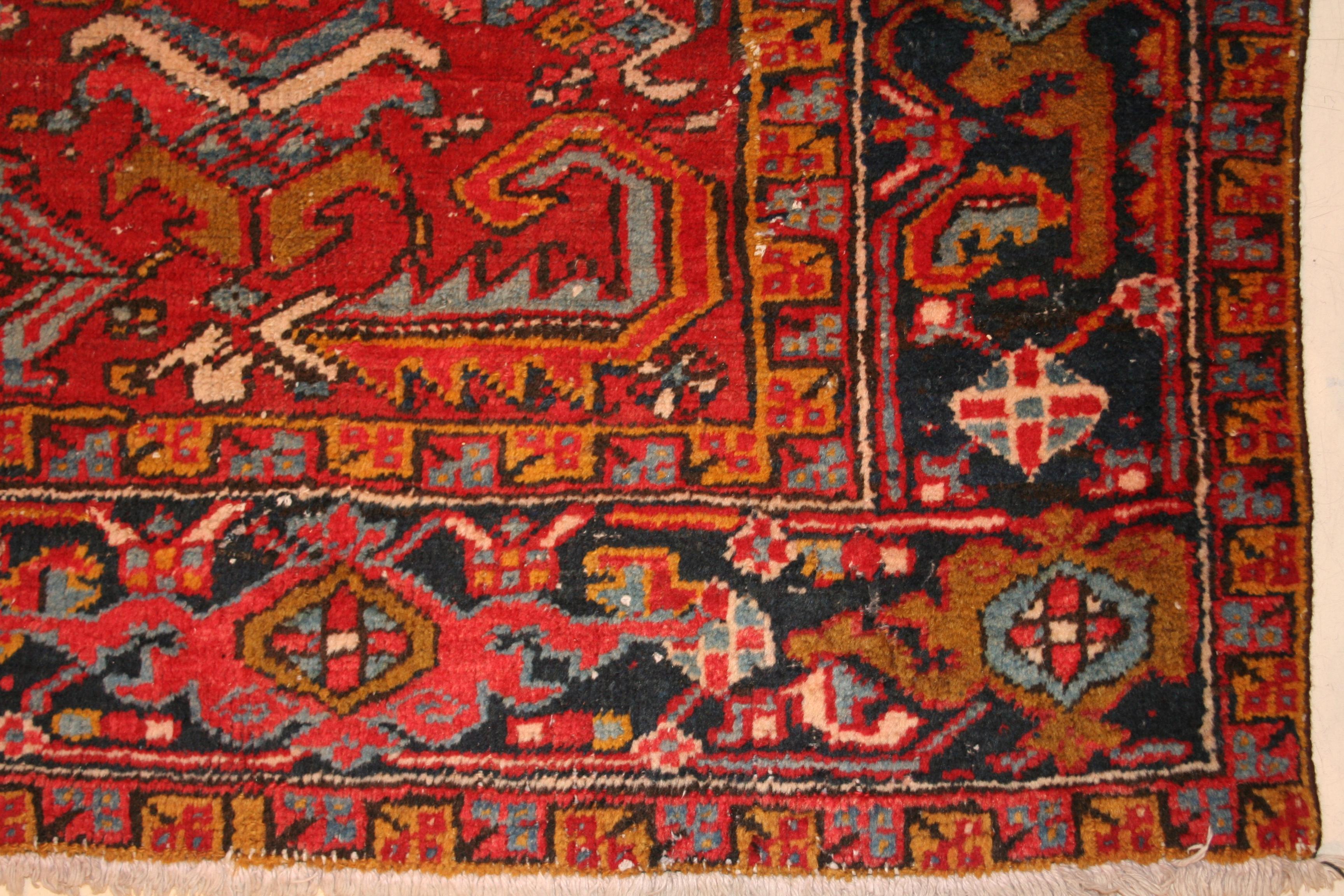 Les tapis Heriz anciens comptent parmi les tissages décoratifs les plus recherchés, notamment parce qu'ils combinent des motifs persans magnifiquement stylisés avec des couleurs plus proches du goût occidental. Les tapis Heriz représentent depuis