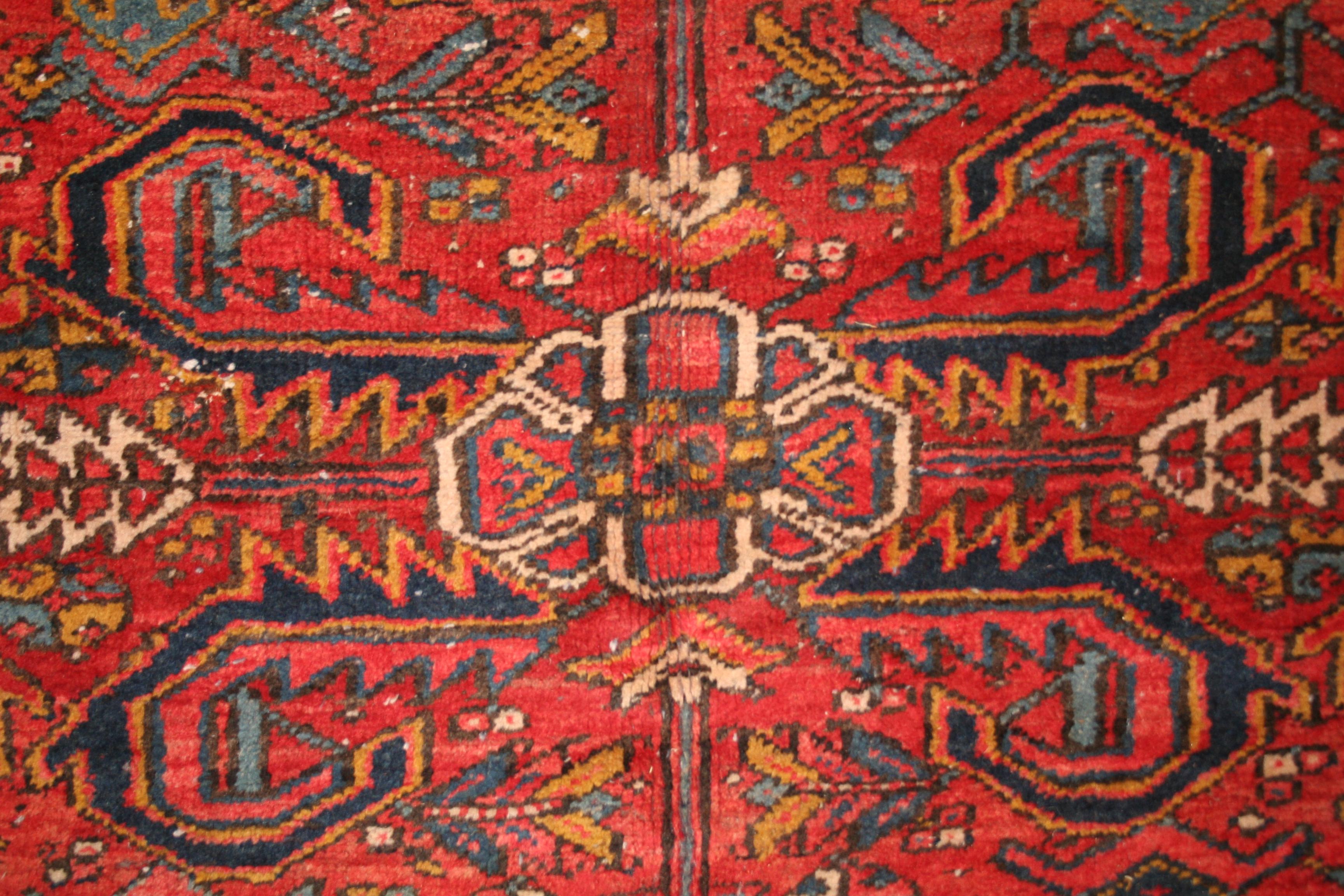 Serapi Tapis Heriz rouge rouille ancien avec motif sur toute sa surface en vente